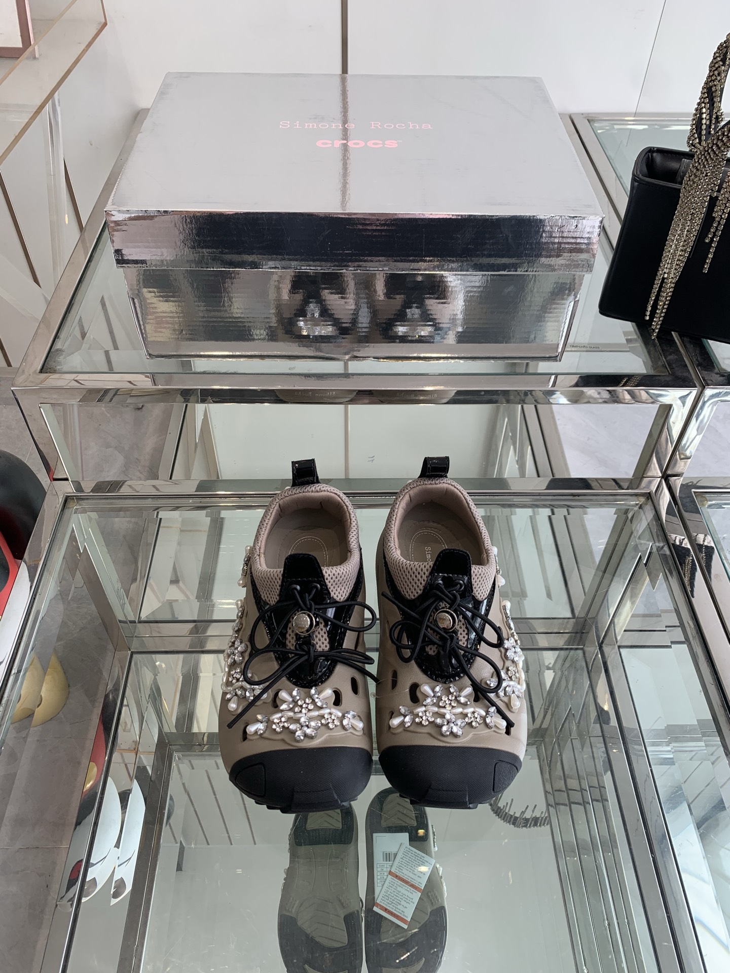 NO:405931,Simone Rochax Crocs co-branded rhinestones, hole shoes, Simone Rocha draws inspiration from the unique design philosophy of conflicting beauty. The functional Crocs wild shoes are decorated with sweet three-dimensional floral details. The delicate and elegant gentle temperament of a girl and the innocent and rebellious youthful vitality of a young man. Simone Rocha cooperates with Crocs. The eye-catching pearl-shiny diamond accessories. A whole eye-catching number of 35-40 (40 customized), casual shoes/sports shoes, sneakers19860909Simone Rochax Crocs联名款 水钻 洞洞鞋 Simone Rocha 独具冲突美的设计哲学中汲取灵感 在功能性十足的Crocs 纵野鞋之上点缀甜美的立体花卉细节 兼具少女细腻优雅的温柔气质与少年纯真叛逆的青春活力 Simone Rocha 与 Crocs合作系列 抢眼的珍珠闪亮的钻石配件 一整个拿捏眼球 码数35-40（40定做）,休闲鞋/运动鞋,sneakers,Women's Shoes