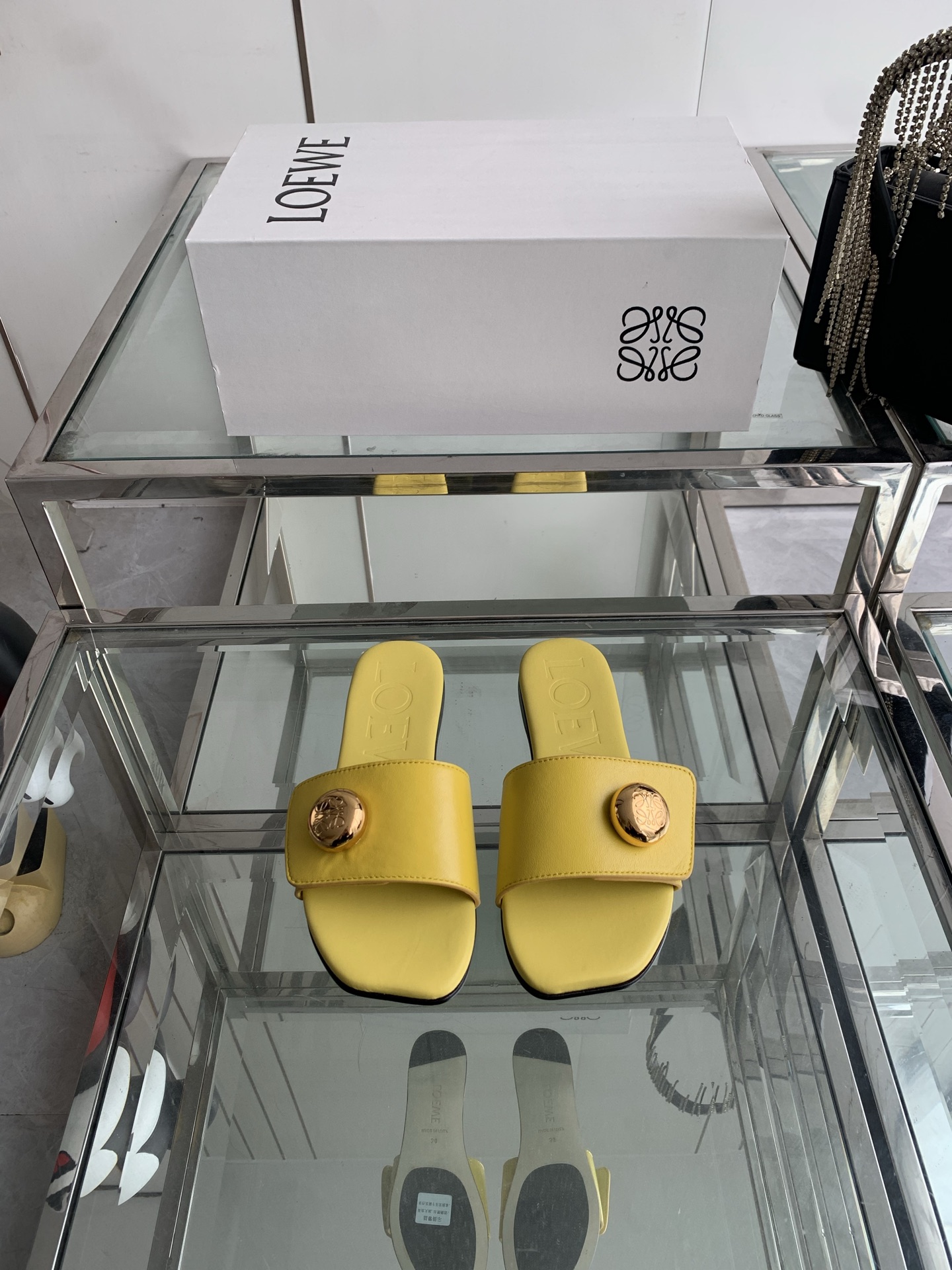 NO:405911,LOEWE 25ss new retro flat beach slippers Xiaohongshu and the outside network are popular recently. A popular slipper that is super cute. A must-have for fashionable people. No complicated decoration. Excellent texture. Pure and minimalist. Neat and poetic. Super versatile model. Fabric. Original custom calfskin. Inner. Imported sheepskin. Original genuine leather injection molded sole. Size 35-39 (40.41.42. Custom made without return). Slippers. Loewe, loewe, slippers, cowhide, sheepskin.19860909LOEWE 罗意威25ss新品复古风平底沙滩拖鞋 小红书、外网火爆款 最近大热的一款拖鞋 超级可爱 时髦精绝对不能错过的必入款 没有任何繁杂装饰 质感极好的vintage感 纯粹和极简做得利落又诗意 超级百搭款 面料 原版定制小牛皮 内里 进口羊皮 原版真皮注塑大底 码数35-39 (40.41.42订做不退换),拖鞋,loewe,loewe,slippers,cowhide,sheepskin,Women's Shoes