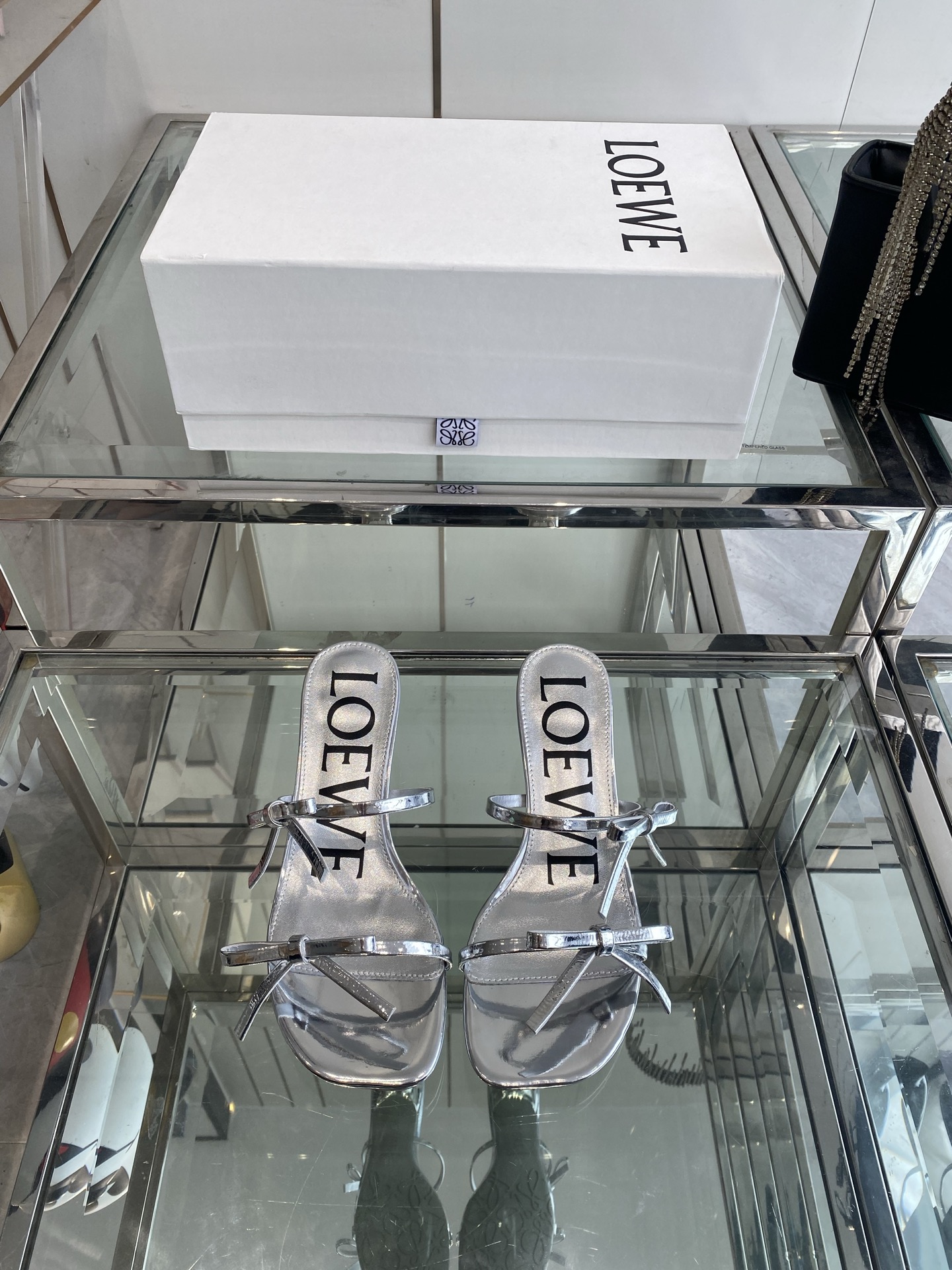 NO:405907,LOEWE 25ss Spring and Summer New Fashion Sandals This year's popular brand, many celebrity fashion bloggers plant grass, little fairies who like this style must buy it, simple line design, the upper is imported bow handmade Australian diamond, mixed-bred sheepskin, delicate leather, very comfortable to put on the feet, original molded beef tendon wear-resistant and non-slip sole, Size: 35-40 (40 custom made), high heels, loewe, loewe, sandals, high heels, slippers, sheepskin19860909LOEWE 罗意威 25ss春夏新品时装凉鞋 今年超火的品牌 好多明星网红时尚博主种草 喜欢这种风格的小仙女必须要入手哦 简约的线条设计 鞋面采用进口蝴蝶结手工澳钻 内里混种羊皮 皮料细腻上脚非常舒适 原版开模牛筋耐磨防滑大底 码数: 35-40（40定做）,高跟鞋拖鞋,loewe,loewe,sandals,high heels,slippers,sheepskin,Women's Shoes