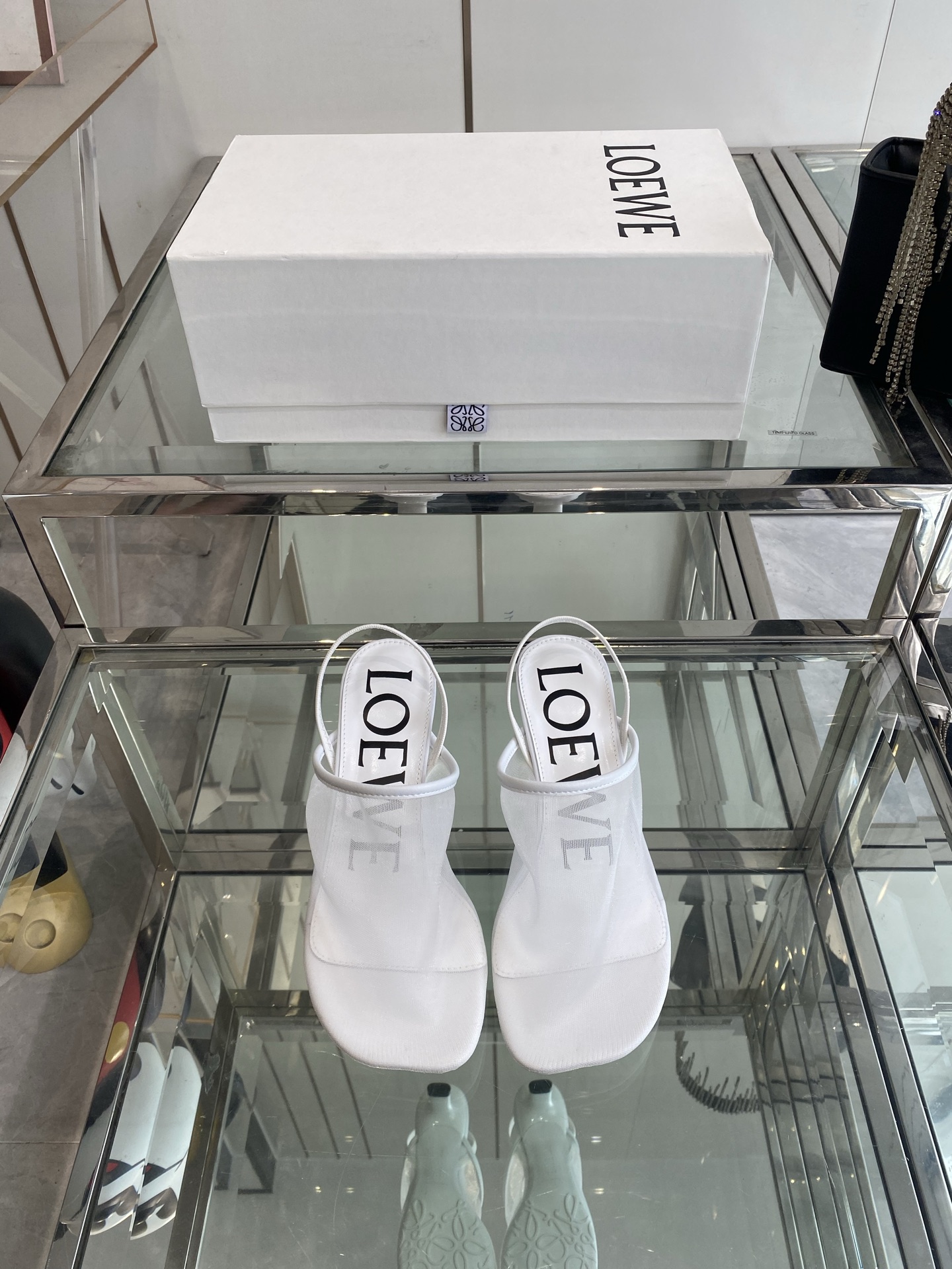 NO:405943,LOEWE 25ss new product, simple, mesh high-heeled slippers, sandals, a popular slipper recently, a must-have for not missing, no complicated decoration, excellent vintage, pure and minimalist, neat and poetic, a looming beauty, super versatile style, it is really beautiful to wear!  Original custom fabric imported sheepskin original open mold beef tendon wear-resistant sole 4.5cm thick Sole size 35-40 (40 custom made), sandals, loewe, loewe, sandals, slippers, sheepskin19860909LOEWE 罗意威 25ss新品 简约 网纱高跟拖鞋 凉鞋 最近大热的一款拖鞋 不能错过的必入款 没有任何繁杂装饰 质感极好的vintage感 纯粹和极简做得利落又诗意 若隐若现的美感 超级百搭款 上脚真的太美了！ 原版定制面料 垫脚进口羊皮 原版开模牛筋耐磨大底 底厚4.5cm 码数35-40（40定做),凉鞋,loewe,loewe,sandals,slippers,sheepskin,Women's Shoes