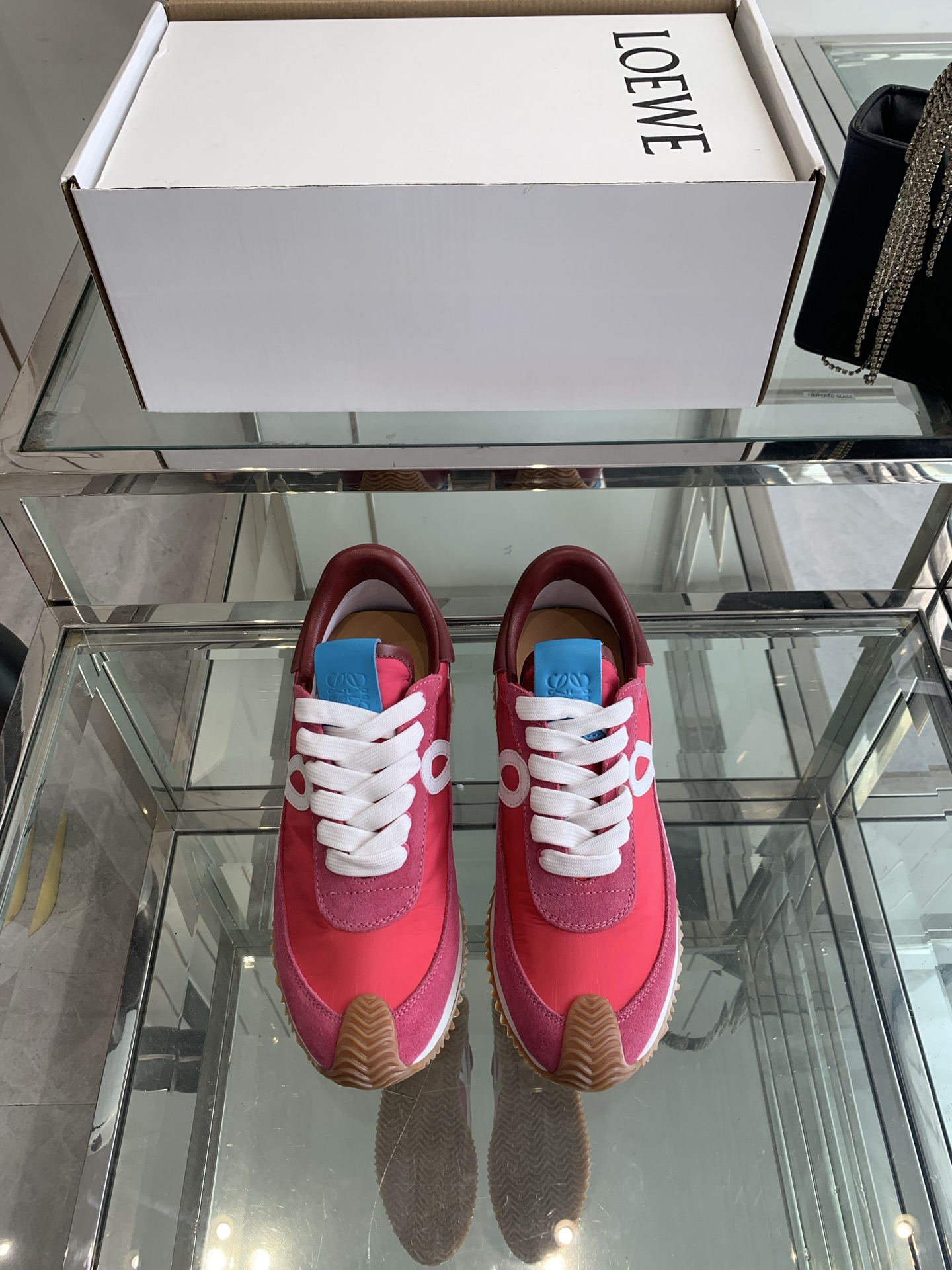 NO:407790,New version LOEWE Luo Yiwei The latest color-blocking color-blocking training shoes in early spring Forrest Gump shoes, white shoes, super popular, couples style, super good-looking, super versatile, super comfortable color-blocking splicing upper, very high-end hidden inner height 5cm!  The heel design is novel and soft and comfortable, and will be rated as the most comfortable rampage shoe of the year, like walking on the flat ground!  !  Original details!  The upper is spliced ​​from imported suede + cowhide + original cloth, cowhide foot pads, original customized abrasive combination sole!  Original packaging Size: Female 35-40 Male 39-44 (Female 40 Male 45 Customized), Casual shoes/sports shoes, loewe, loewe, sneakers, cowhide, chamois leather19860909新版面 LOEWE 罗意威 早春最新内增高拼色德训鞋 阿甘鞋 小白鞋 超级火爆 情侣款 超级好看 超级百搭 超级舒服 拼色拼接鞋面 非常高级隐藏式内增高5cm！脚后跟设计新颖 柔软舒适,会被评为年度最舒适的暴走鞋 ,如履平地 ！！原版细节！ 鞋面由进口麂皮+牛皮+原版布拼接 牛皮垫脚 原版定制磨具组合大底！ 原包装 码数 女35—40 男39-44（女40 男45定做）,休闲鞋/运动鞋,loewe,loewe,sneakers,cowhide,chamois leather,Women's Shoes