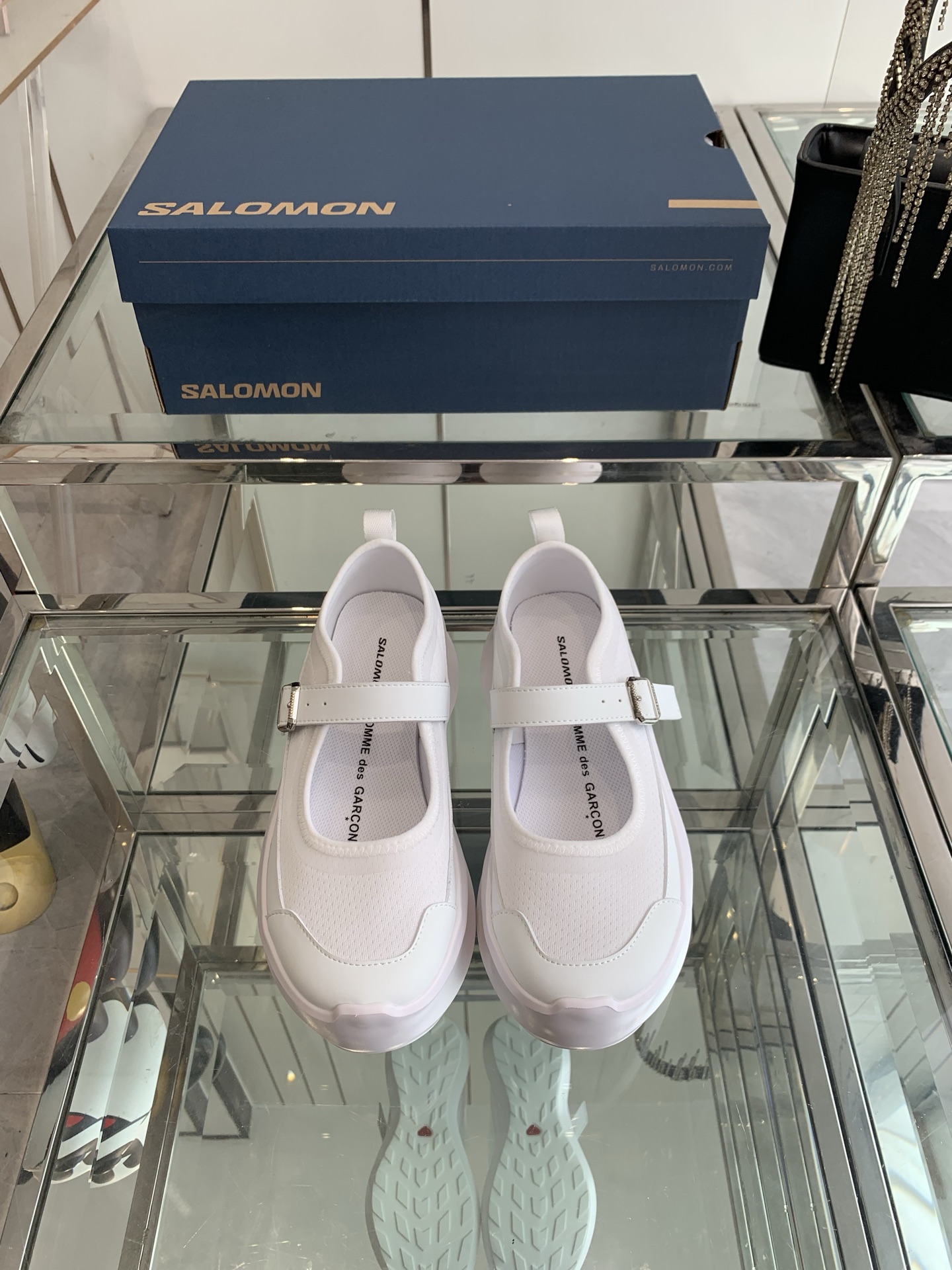 NO:407787,CDG x Salomon Co-branded XT-6 series Mary Jane Thick-soled casual sneakers Continue the brand design genes Fusion of simple design and practical technology Still black and white simple color matching The brand words on the shoe also reflect the minimalist design style. Paired with Contagrip rubber thick sole design The reinterpreted upper part replaces the previous drawstring shoelaces with Pulsar Advanced sole cover outline, and is decorated with mesh, tear-resistant upper, waterproof rubber strips and nylon pull rings and other details. Original custom imported technology fabric, inner, original imported breathable mesh, original mold opening ultra-light foaming material, bottom thickness 6.5CM, size 35-40 (40 customized), Mary Jane, mary jane, sneakers19860909CDG x Salomon 萨洛蒙 联名款XT-6 系列 玛丽珍 厚底休闲运动鞋 延续品牌设计基因 融合简约的设计和实用的技术性 依旧是黑白简约配色 鞋身上的品牌字样也体现出极简主义的设计风格 搭配Contagrip 橡胶厚底鞋底设计 重新演绎的鞋面部分则以Pulsar Advanced袜套式轮廓替换了之前抽绳鞋带 并饰有网眼 抗撕裂材质鞋面 防水胶条以及尼龙拉环等细节 面料原版定制进口科技面料 内里 原版进口透气网里 原版开模超轻发泡材质 底厚6.5CM 码数35-40（40定做）,玛丽珍,mary jane,sneakers,Women's Shoes