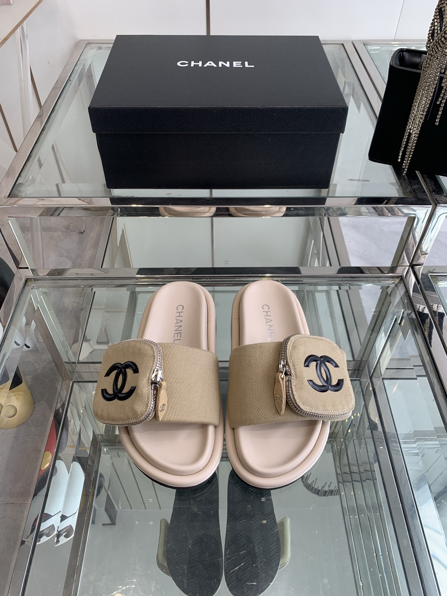 NO:407785,Chanel Chanel New Summer Velcro denim bread slippers Foamed sole material Extremely resilient and lightweight Super easy to wear Feet feeling Super good overlay Comfortable and fashionable Custom denim material Adjustable Velcro brand glue double 'C' logo leather label Exclusive mold opening ultra-light foam rubber sole Size 35-41 (40 41 custom made), slippers, chanel, chanel, slippers19860909Chanel香奈儿 夏季新款魔术贴牛仔面包拖鞋 发泡底材质 回弹性极佳 轻盈无比 超好穿 脚感包覆感超好 舒适又时髦 定制牛仔布材质 可调节魔术贴 品牌滴胶双“C”logo皮革标签 独家开模超轻发泡橡胶底 码数35-41（40 41定做）,拖鞋,chanel,chanel,slippers,Women's Shoes