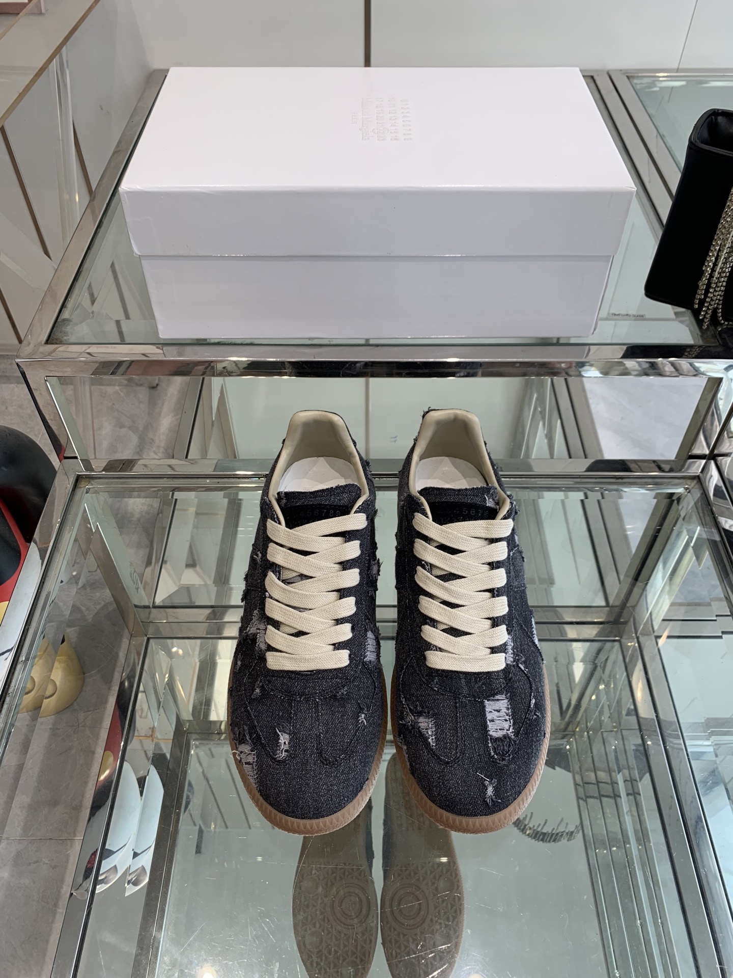 NO:407795,Maison Margiela mm6 25ss new color Majella couples classic German training shoes Majella's most comfortable German training shoes!  Full of retro feel!  Just dress up for you very high-end!  The shoes are very light!  It's super comfortable and breathable to wear!  The most important thing is not to tired or grind your feet!  All seasons of the year!  Spring, summer, autumn and winter are suitable!  Never out of time, cowhide suede/canvas, imported lambskin inside, soft, sweat-absorbing and breathable, original sole open mold rubber wear-resistant beef tendon sole size 35-44, casual shoes/sports shoes, masion margiela,masion margiela,sneakers,cowhide,sheepskin,chamois leather19860909Maison Margiela mm6 25ss新色马吉拉 情侣款经典德训鞋 马吉拉最最舒服的德训鞋子了！复古感满满！随便穿搭就可以很高级！鞋子很轻便！穿起来上脚超级舒服透气！最重要不累脚,不磨脚！一年四季！春夏秋冬皆适宜！永不过时 鞋面牛皮麂皮/帆布 内里进口小羊皮、柔软吸汗透气舒适 鞋底原版开模橡胶耐磨牛筋底 码数35-44,休闲鞋/运动鞋,masion margiela,masion margiela,sneakers,cowhide,sheepskin,chamois leather,Women's Shoes