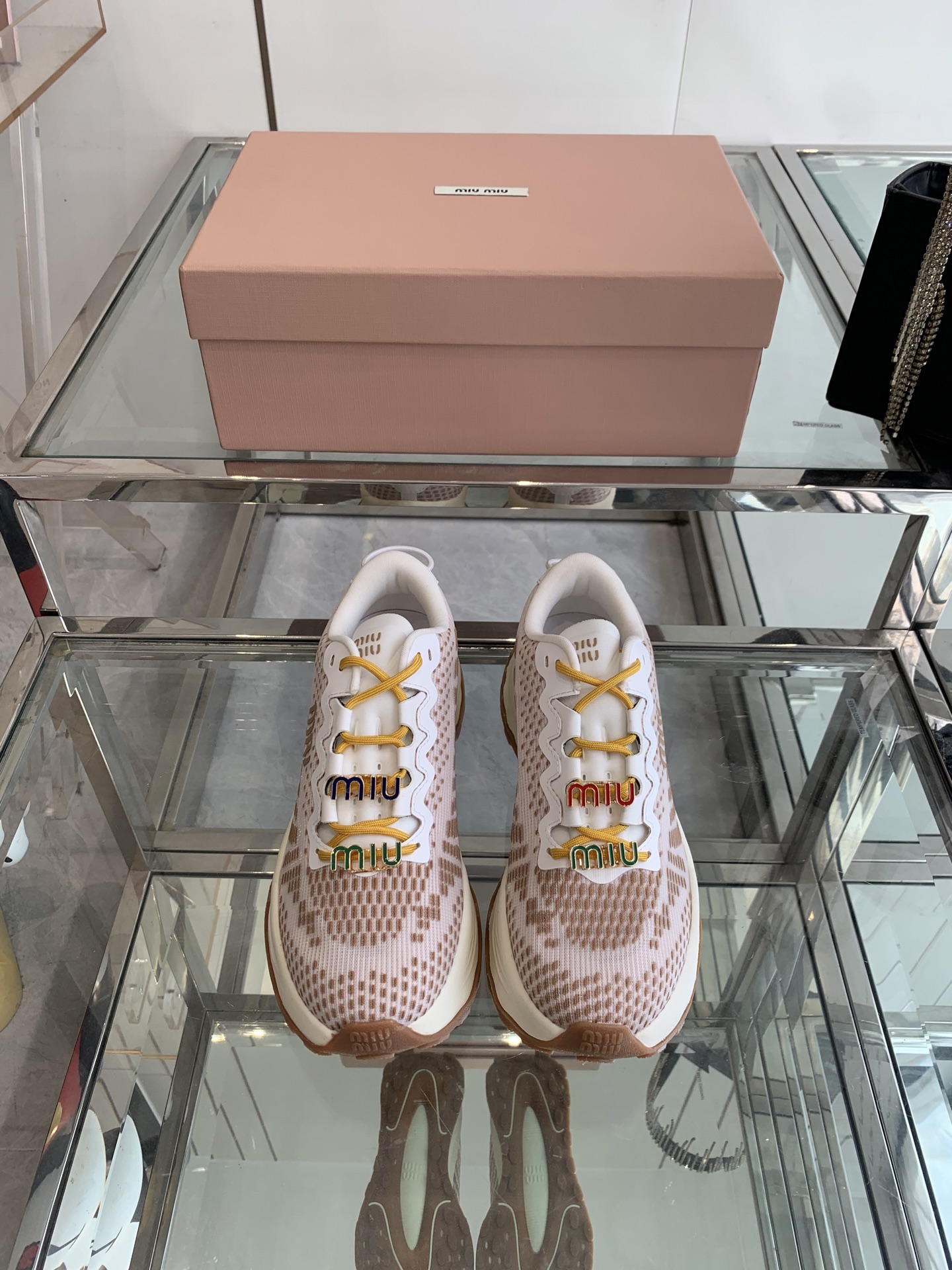 NO:407797,280 Accessories Miu Miu Miu 2025 latest American dad shoes Sports shoes ~ Beautiful sports shoes The one that has to be bought ~ Fashionable, high-end, easy to match with the feet, must-have for the year The latest catwalk sports dad shoes are a hit by domestic and foreign bloggers, Xiaohongshu grass planting series, retro and fashionable, beautiful and thick-soled sports shoes design, highly recognizable shoe tongue creates a Buddhist sweet casual style, full of aura and casual matching, mainly a fashionable original woven fabric surface, mixed-bred sheepskin original private model outsole size 35-40 (40 customized), casual shoes/sports shoes, miumiu, sneakers, sheepskin19860909280 配饰Miu Miu 缪缪 2025最新款美式老爹鞋 运动鞋 ~ 颜值担当火爆款运动鞋 不得不入的一款～时尚 高级 随意搭配上脚非常舒适 年度必入款 最新走秀款运动老爹鞋国内外博主刷爆的一款,小红书种草系列,复古又时髦上脚美炸了厚底运动板鞋设计 极具辨识度的鞋舌 打造佛系甜美的休闲风 上脚气场十足随意搭配 主打一个时尚 原版织布面 内里混种羊皮里 原版私模大底 码数35-40（40订做）,休闲鞋/运动鞋,miumiu,sneakers,sheepskin,Women's Shoes