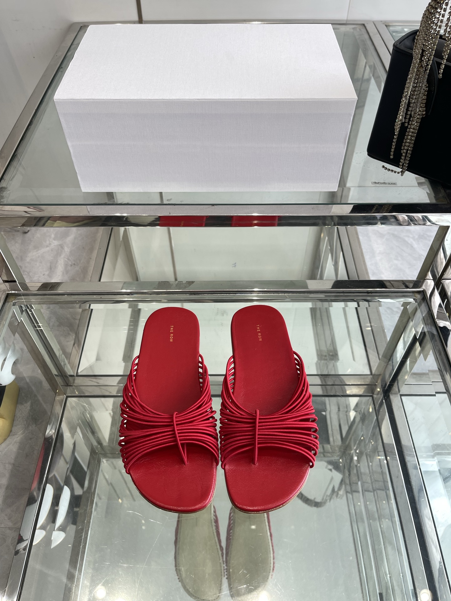 NO:407793,The Row's new Roman mesh mullet, I fell in love with this shoe at first sight, with a little retro flavor and a sexy and charming look!  Always minimalist style, without any logo embellishment, simple is high-end. This type of inclusiveness is quite wide-ranging. The imported cowhide is ductile in its own material, so you can wear it with a little thinner or a little fleshy foot. It has a very good wrapping ability and will fit more and not be swept. This slipper is really good for long trousers and long skirts. The breathable mesh looks very cool and sexy, high-end, simple and design-oriented, and wears it very frequently in summer. It is very easy to match. Ten thousand recommendations. Imported cowhide uppers, imported grain mixed sheepskin, very comfortable and soft, the sole uses imported Italian leather outsole. Size 35-40 (40 customized), slippers, slippers, skirts, cowhide, sheepskin, Leather soles19860909The Row新款罗马网纱穆勒拖,第一眼看到这个鞋子就爱上了,带点复古味随性搭配性感迷人好看！一贯极简风格,没有任何logo点缀,简单即是高级 这一款包容性挺广的,材质进口牛皮本身就有延展性所以瘦一点还是肉一点的脚都能穿 它的包裹性很好,走起来会更贴合不会甩很舒适. 这种拖鞋真的好适合长裤长裙,透气织网的样子很清凉小性感,高级简单又有设计感夏日穿着频率很高,非常好搭配,一万个推荐. 鞋面进口牛皮 垫脚进口粒面混种羊皮,非常舒适柔软,大底采用进口意大利真皮大底 码数35-40（40订做）,拖鞋,slippers,skirts,cowhide,sheepskin,Leather soles,Women's Shoes