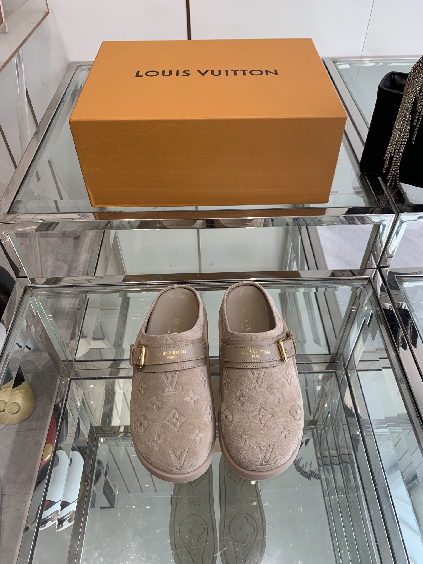 NO:407792,Louis vuitton 25ss new Birken Slippers, cute, foot feel is simply too good, side logo highlights, simple and high-end, heel-exposed design, wear and walk, lazy go, excellent effect on foot, closed eyes, imported frosted leather on the upper + presbyopia, hardware buckle original mold opening, inner foot pad sheepskin original mold opening high density Tpu outsole size 35-41 (40 41 customized), semi-drag, louis vuitton, slippers, sheepskin19860909Louis vuitton 25ss新品勃肯拖鞋 可可爱爱 脚感简直不要太好 侧面logo扣点睛之笔 简约又高级 露跟设计 即穿即走 懒人福音 上脚效果极佳 闭眼入 鞋面进口磨砂皮进+老花超纤 五金扣原版开模 内里垫脚羊皮 原版开模高密度Tpu大底码数35-41（40 41订做）,半拖,louis vuitton,slippers,sheepskin,Women's Shoes