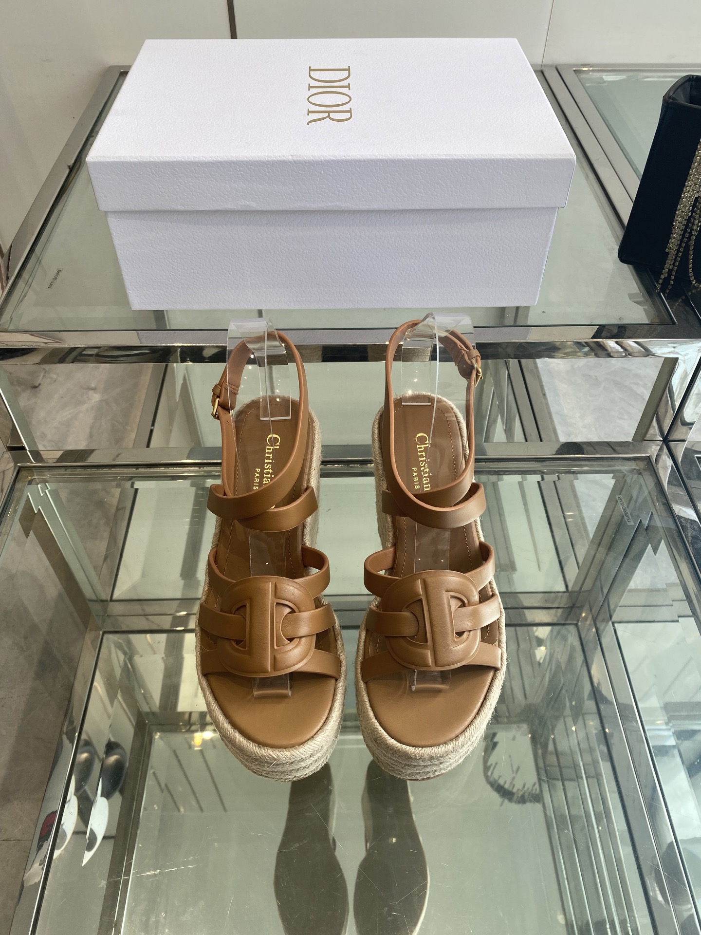 NO:408000,Dior 25ss spring and summer new fairy-style wedge sandals simple and super versatile. Luxury and casually matched with summer clothing. Feel comfortable. Fashion bloggers from all walks of life are popular with Xiaohongshu. Super fashionable and high-end items. Easy to create high-end looks. Fabric. Original custom cowhide. Inner footbed. Original custom sheepskin. Original woven wedge outsole. Heel height 9.5cm. Size 35-41 (40 41 custom made), high heels, dior, dior, sandals, high heels, cowhide, sheepskin.19860909Dior 迪奥 25ss春夏新款仙女风坡跟凉鞋 简单超级百搭 上脚奢华随意搭配夏季服饰 脚感舒适 各路时尚博主刷爆小红书 超时髦又充满高级感的单品 轻松打造造高端look 面料 原版定制牛皮 内里垫脚原版定制羊皮 原版编织坡跟大底 跟高9.5cm 码数35-41（40 41订做）,高跟鞋凉鞋,dior,dior,sandals,high heels,cowhide,sheepskin,Women's Shoes