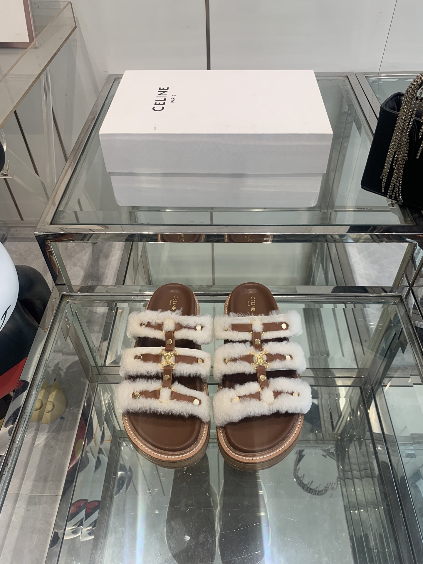 NO:408548,Celine Silin Classic Arc de Triomphe Spring's latest hit beach sandals with socks in summer, it's absolutely amazing. The retro point brings a full sense of fashionable appearance and original version purchased and developed. The highest output is restored to the original customized retro feel... Fabric cowhide imprinting process oil edge process inner cowhide outsole original open mold wear-resistant velvet combination sole Size: 35-41 (40 41 custom made), slippers, celine, sandals, slippers, cowhide, socks19860909Celine思琳 经典凯旋门春最新爆款沙滩凉鞋夏天搭配袜子 简直绝绝子 复古的点上带上了满分时髦感颜值原版购入开发 依旧最高输出 还原原版定制复古感…… 面料牛皮 压印工艺 油边工艺 内里 牛皮大底 原版开模耐磨绒组合大底 码数:35-41（40 41订做）,拖鞋,celine,sandals,slippers,cowhide,socks,Women's Shoes