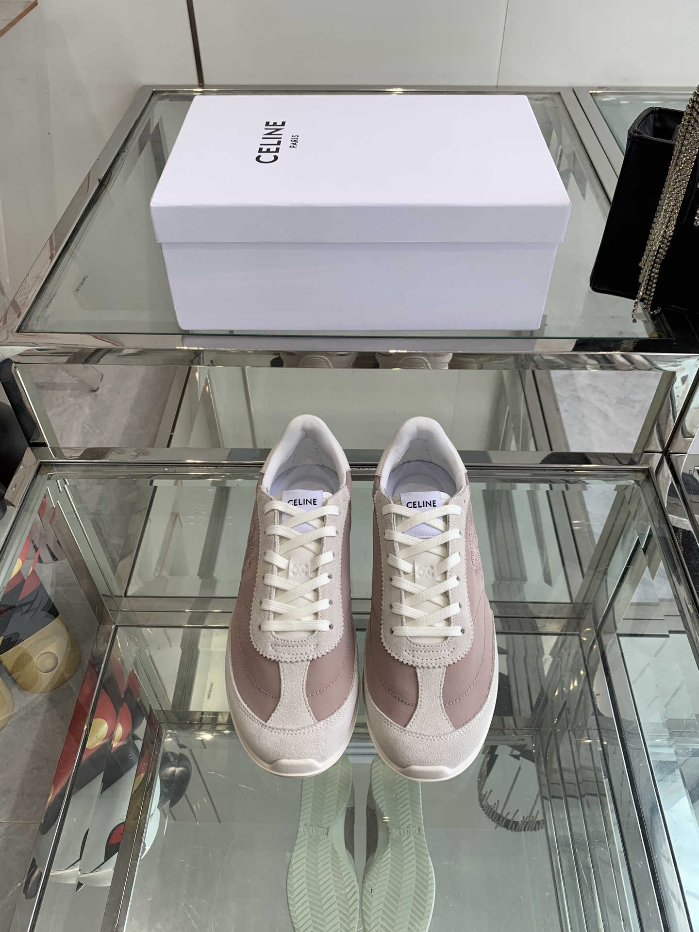 NO:409764,CELINE Spring and Summer New Racer Series Forrest Gump Shoes Sports Shoes Many celebrity fashion bloggers plant grass Forrest Gump Shoes classic design never goes out of date, cool and versatile, whether it is sports style or casual wear on the street, it can be perfectly adapted, easily improving the texture of the overall shape. Moreover, the design of this pair of shoes is very suitable for the foot. It does not tiring to walk, and it is also breathable in spring and summer, and will not sweat. Whether you are shopping, traveling or exercising, it can become your best match. The upper is high mercerized cowhide splicing breathable cloth, original private molding outsole, size 35-40 (40.41 customized), casual shoes/sports shoes, celine, sneakers, cowhide19860909CELINE思琳春夏 新品Racer系列 阿甘鞋 运动鞋 超多明星时尚博主种草 阿甘鞋鞋型设计经典永不过时 酷帅又百搭无论是运动风穿搭 还是日常出街的休闲装 它都能完美适配 轻松提升整体造型的质感 而且这双鞋的设计很贴合脚型 走路不累脚,春夏穿着也很透气 不会闷汗 不管你是去逛街、旅行还是运动 它都能成为你的最佳搭子 鞋面高丝光牛皮拼接透气布 原版私模大底 码数35-40 (40.41定做),休闲鞋/运动鞋,celine,sneakers,cowhide,Women's Shoes