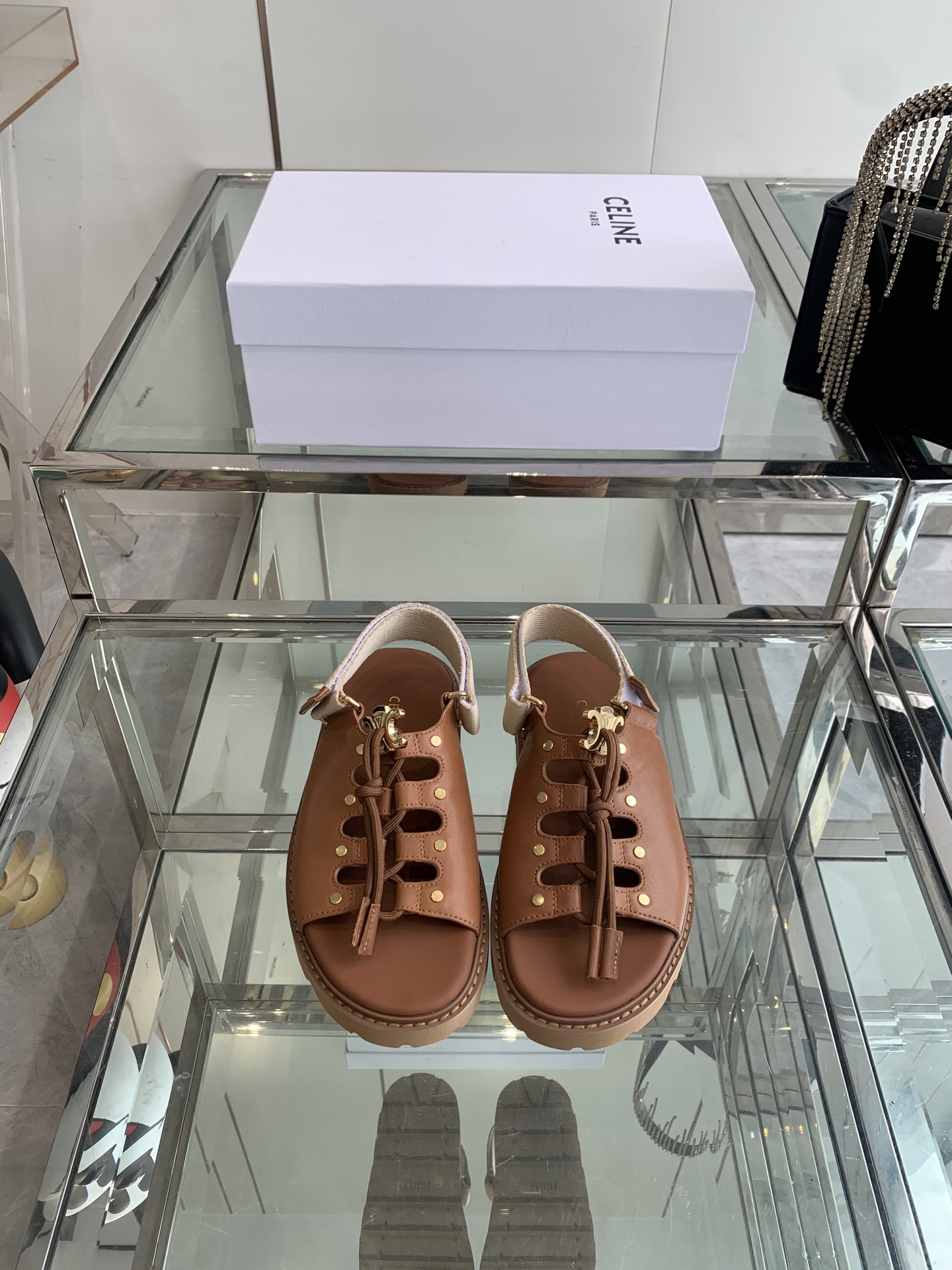 NO:409762,Celine 25ss summer new product Arc de Triomphe Spring latest hit sandals summer socks are absolutely amazing. The retro point brings a full sense of fashionable appearance and original purchase and development. The highest output is restored to the original customized retro feel... Fabric cowhide inner cowhide outsole original open mold wear-resistant velvet combination sole Size: 35-41 (40 41 custom made), sandals, celine, sandals, cowhide, socks19860909Celine思琳 25ss夏季新品 凯旋门春最新爆款 凉鞋 夏天搭配袜子 简直绝绝子 复古的点上带上了满分时髦感颜值原版购入开发 依旧最高输出 还原原版定制复古感…… 面料 牛皮 内里 牛皮大底 原版开模耐磨绒组合大底 码数:35-41（40 41订做）,凉鞋,celine,sandals,cowhide,socks,Women's Shoes