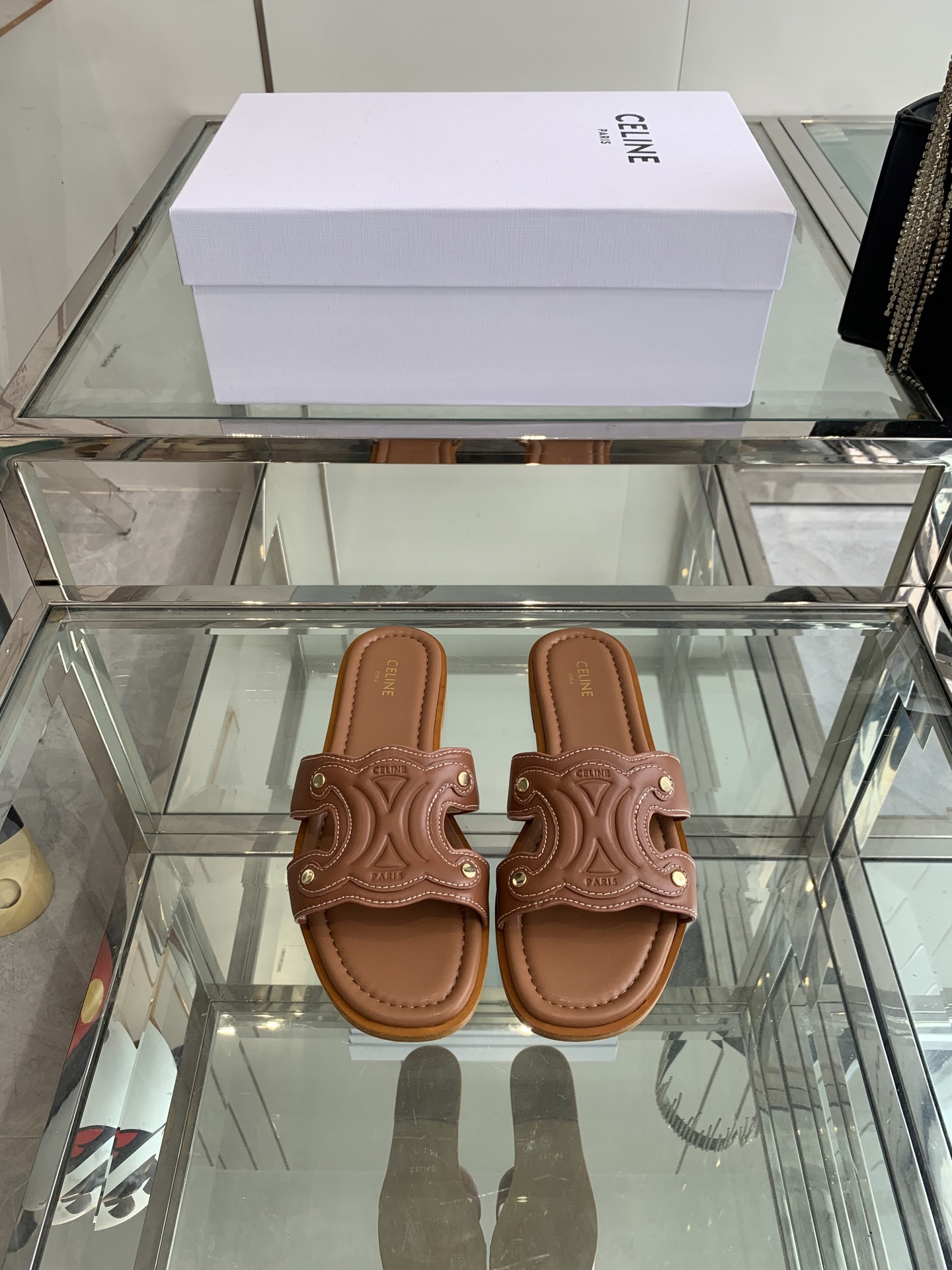 NO:409760,CELINE Purchase level 25ss Spring and summer new Arc de Triomphe retro Roman sandals slippers No pressure in and out of the counter, heavy industry version, refuse to see fake low goods Original last, N debugging, this one is absolutely Vintage retro flavor, upper material Original custom denim genuine leather outsole midsole size 35-40 (40 41 custom made), slippers, celine, sandals, slippers, Leather soles19860909CELINE 思琳 代购级别 25ss春夏新品凯旋门复古罗马凉鞋拖鞋 进出专柜无压力,重工版,拒绝一眼假low货 原版楦型,调试N次、这款上脚绝对Vintage复古风味十足 鞋面材质 原版定制牛仔布 真皮大底中底码数35-40（40 41定做）,拖鞋,celine,sandals,slippers,Leather soles,Women's Shoes