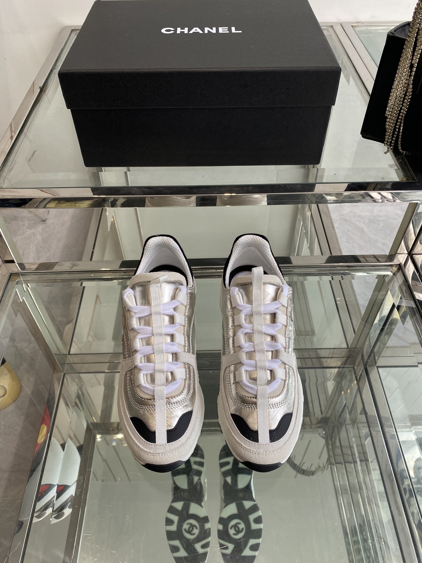 NO:409758,Chanel Chanel 25ss Spring and Summer New Style Top casual sneakers This classic design has a variety of craftsmanship and electric embroidery styles. It is an extraordinary style of various color matching elements. It is very beautiful and versatile. It is casual, fashionable and sports outdoors. The upper uses original imported high mercerized beef reverse velvet + imported mixed-bred sheepskin. The inner lining uses original imported breathable net. Original TPU combination sole. Size 35-40 (customized for 40), casual shoes/sports shoes, chanel, chanel, sneakers, sheepskin.19860909Chanel 香奈儿 25ss春夏新款 顶级休闲款运动鞋 这款经典设计 鞋面多种工艺电绣的风格 不平凡的拥入了多种配色元素多元化混搭非常好看百搭、休闲、时尚、运动户外都能兼顾 鞋面采用 原版进口高丝光牛反绒+进口混种羊皮 内里采用原版进口透气网 原版TPU组合大底  码数35-40（40定做）,休闲鞋/运动鞋,chanel,chanel,sneakers,sheepskin,Women's Shoes