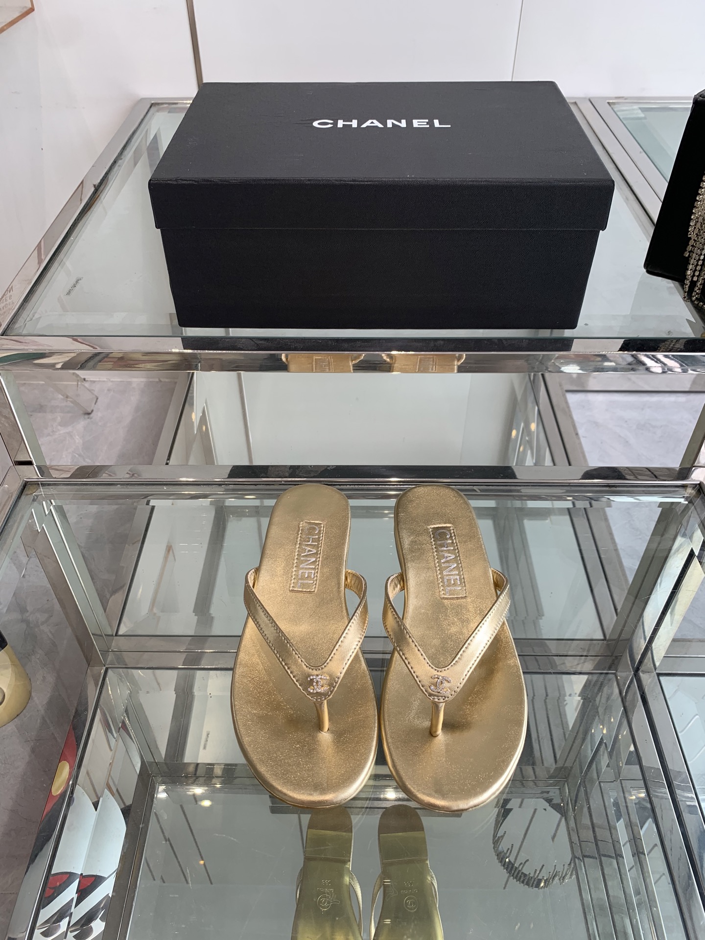 NO:409755,CHANEL 25ss summer new style, foot-clip flops, beach-friendly style Chanel2025 Chanel latest hit, summer foot-clip slippers, versatile and slimming style, a slipper with a great appearance, is amazing at any combination!  Lazy slippers are worth recommending. Original custom sheepskin upper, inner sheepskin Italian leather outsole. Size 35-41 (40 41 customized), split-toe shoes, chanel, chanel, slippers, sheepskin, Leather soles19860909CHANEL 香奈儿 25ss 夏季新款 夹脚人字拖 海滩必备款 Chanel2025香奈儿最新爆款 夏季夹脚拖鞋 百搭显脚瘦气质款,颜值爆棚的一款拖鞋,任意搭配都很绝！懒人拖鞋值得推荐 鞋面原版定制羊皮 内里羊皮 意大利真皮大底 码数35-41（40 41定做）,分趾鞋,chanel,chanel,slippers,sheepskin,Leather soles,Women's Shoes