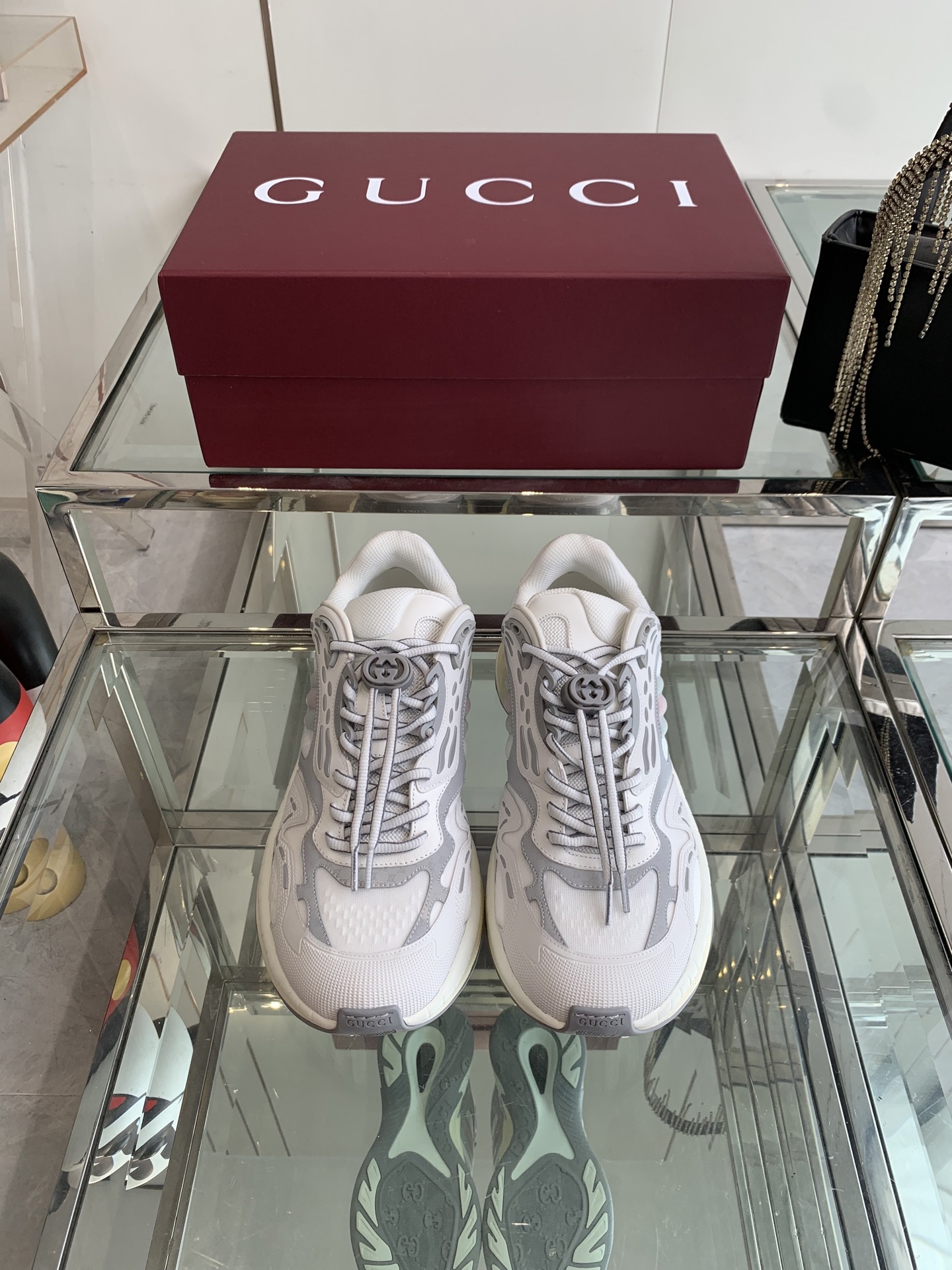 NO:409752,Top version of Gucci 2.0 latest couple dad shoes sports shoes... This sports running shoes will be a generation of masterpieces. It adopts technology mesh/3D printing technology. EVA shock-absorbing midsole/built-in carbon plate. TPU combination sole (approximately 4cm increased) thick sole perfectly displays the posture... The foot feels super invincible, sports comfortable, casual and versatile. Size 35-45 (for women 40, customized for men 45), casual shoes/sports shoes, gucci, sneakers19860909顶级版本Gucci 2.0 最新情侣款老爹鞋 运动鞋…… 这款运动跑鞋又将是一代绝唱 采用科技网面/3D打印技术 EVA减震中底/内置碳板 TPU组合大底（约4cm增高）厚底完美呈展姿态…… 脚感超级无敌好 运动舒适 休闲百搭 码数35-45（女40 男45订做）,休闲鞋/运动鞋,gucci,sneakers,Women's Shoes