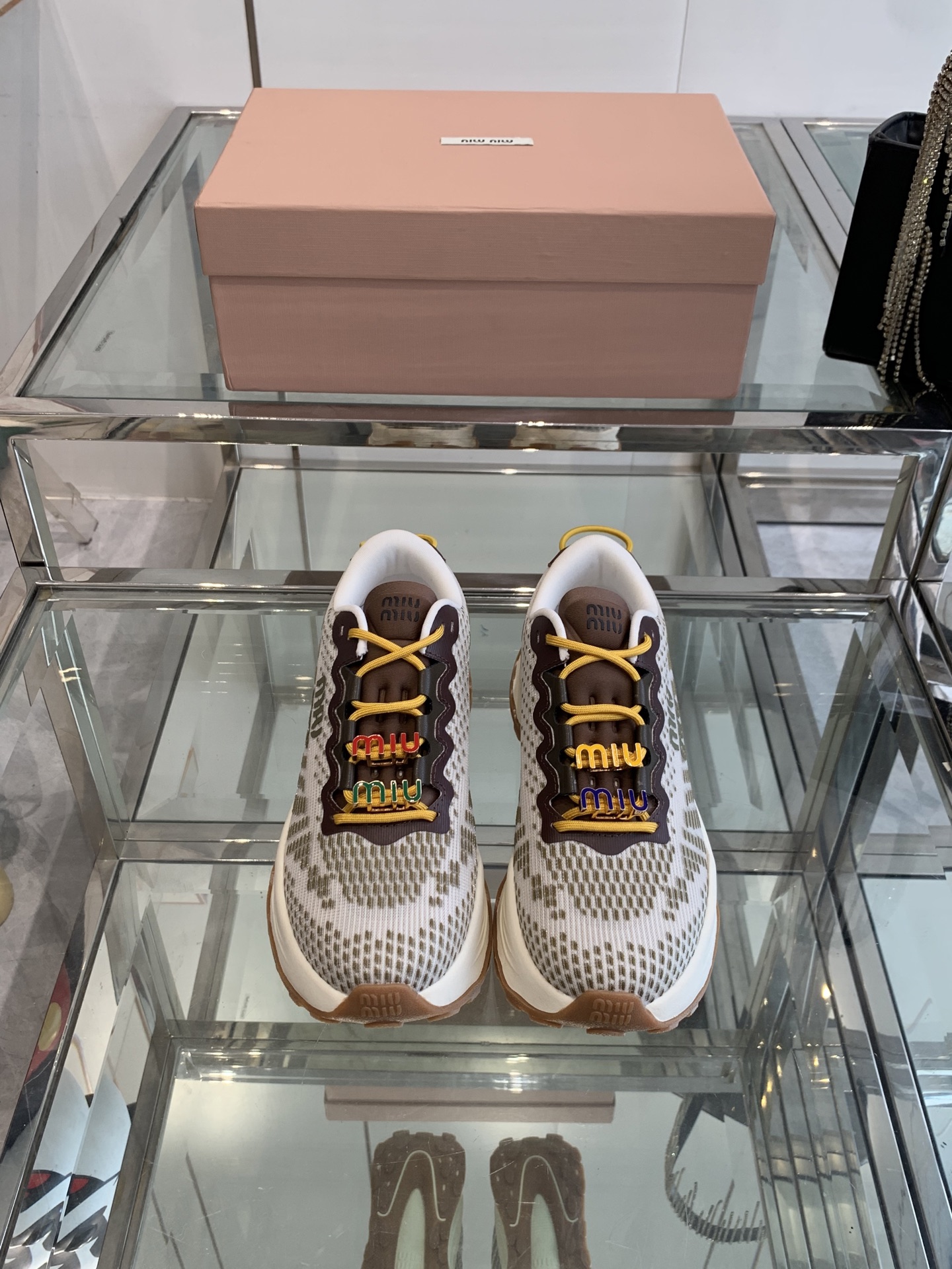 NO:412038,280 Accessories Miu Miu Miu 2025 latest American dad shoes Sports shoes ~ Beautiful and popular sneakers One that has to be bought ~ Fashionable, high-end, easy to match with the feet, must-have for the year The latest catwalk sports dad shoes are a hit by domestic and foreign bloggers, Xiaohongshu grass planting series, retro and fashionable, beautiful and thick-soled sports board shoes design, highly recognizable shoe tongue creates a Buddhist sweet casual style, full of aura and casual matching, mainly a fashionable original woven fabric surface, mixed-bred sheepskin, original private model outsole, size 35-40 (40 customized), casual shoes/sports shoes, miumiu, sneakers, sheepskin19860909280 配饰Miu Miu 缪缪 2025最新款美式老爹鞋 运动鞋 ~ 颜值担当火爆款运动鞋 不得不入的一款～时尚 高级 随意搭配上脚非常舒适 年度必入款 最新走秀款运动老爹鞋国内外博主刷爆的一款,小红书种草系列,复古又时髦上脚美炸了厚底运动板鞋设计 极具辨识度的鞋舌 打造佛系甜美的休闲风 上脚气场十足随意搭配 主打一个时尚 原版织布面 内里混种羊皮里 原版私模大底 码数35-40（40订做）,休闲鞋/运动鞋,miumiu,sneakers,sheepskin,Women's Shoes