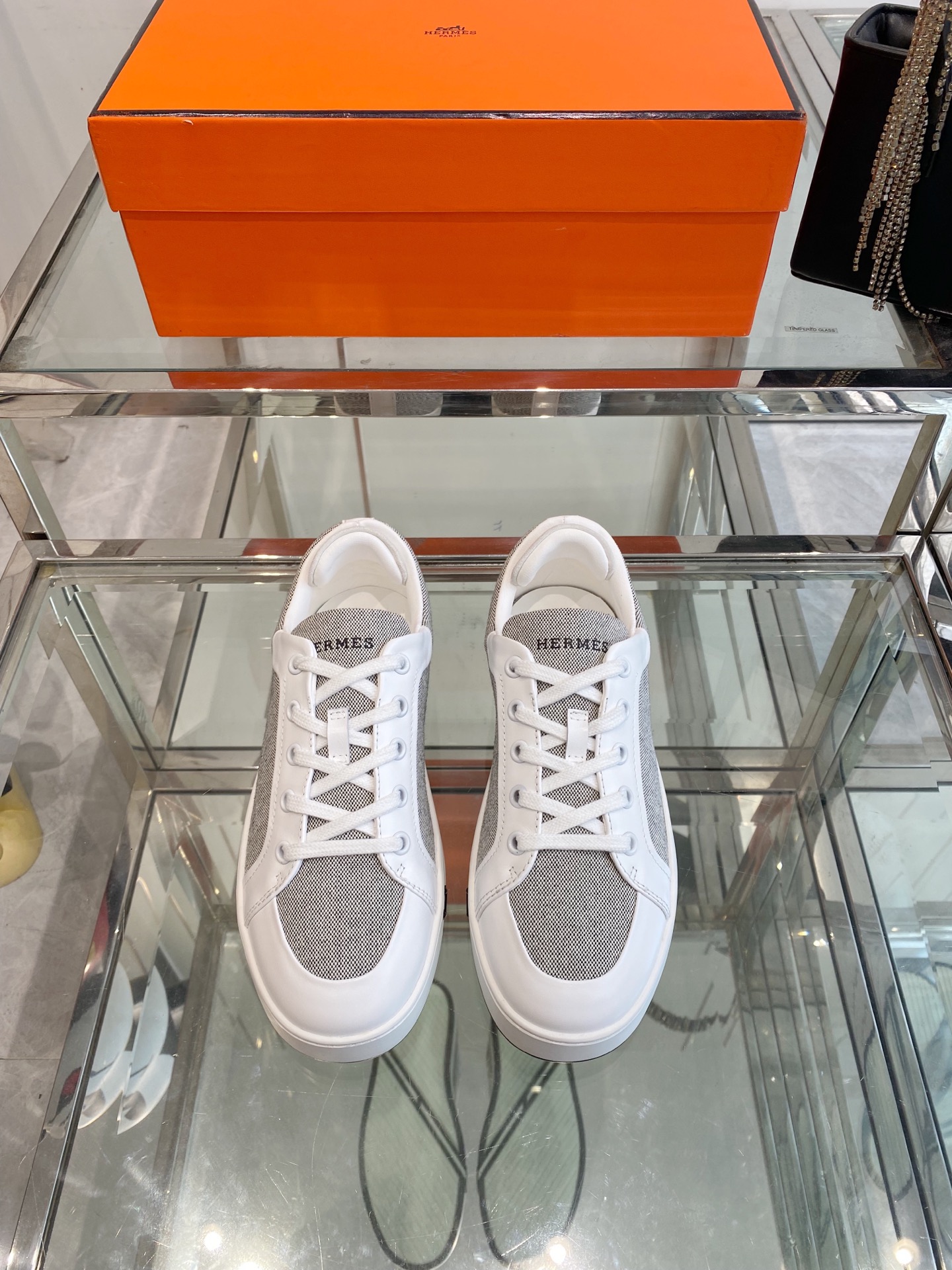 NO:412043,Women, Men Hermes Couple H-lace-up thick-soled sports shoes, top quality, extreme craftsmanship, and new products are available in the counter. Every detail of the shoes is particularly attentive, quite eye-catching, and the elegant splicing elements highlight the outstanding temperament!  The fashionable flying lace-up method adds a casual atmosphere. The exquisite lines can invisibly better reflect the family design language, interspersed with exquisite lines, perfectly fit the foot shape, naturally outline the fashionable outline, achieve visual impact effect, and fully interpret a different sports style!  Imported fabric cowhide/Yangjing/foot-pad mixed sheepskin, comfortable feet, ip tpu big sole, seamless combination of German technical irradiation machine, lightweight, high elastic, non-slip and wear-resistant!  Size 35-45 (Female 40, male 45, 46 customized), casual shoes/sports shoes, hermes, hermes, sneakers, cowhide, sheepskin, sheep19860909女 男 Hermes 爱马仕 情侣款H系带厚底运动鞋板鞋 顶级品质 工艺极致,同步专柜上新.鞋子的每一个细节都特别用心,相当惹眼,雅致的拼接元素,凸显不俗的气质！ 时尚飞织系带方式,增添休闲的气息,精致的线条,无形之中能够更好体现出家族式的设计语言,穿插精致的线条,完美契合脚型,自然的勾勒出时尚的轮廓,达到视觉上的冲击效果,充分演绎不一样的运动风格！ 面料进口牛皮/羊京/垫脚混种羊皮,脚感舒适,ip tpu 大底,德国技术照射机无缝组合 轻便高弹,防滑耐磨！ 码数35-45（女40 男45 46定做）,休闲鞋/运动鞋,hermes,hermes,sneakers,cowhide,sheepskin,sheep,Women's Shoes