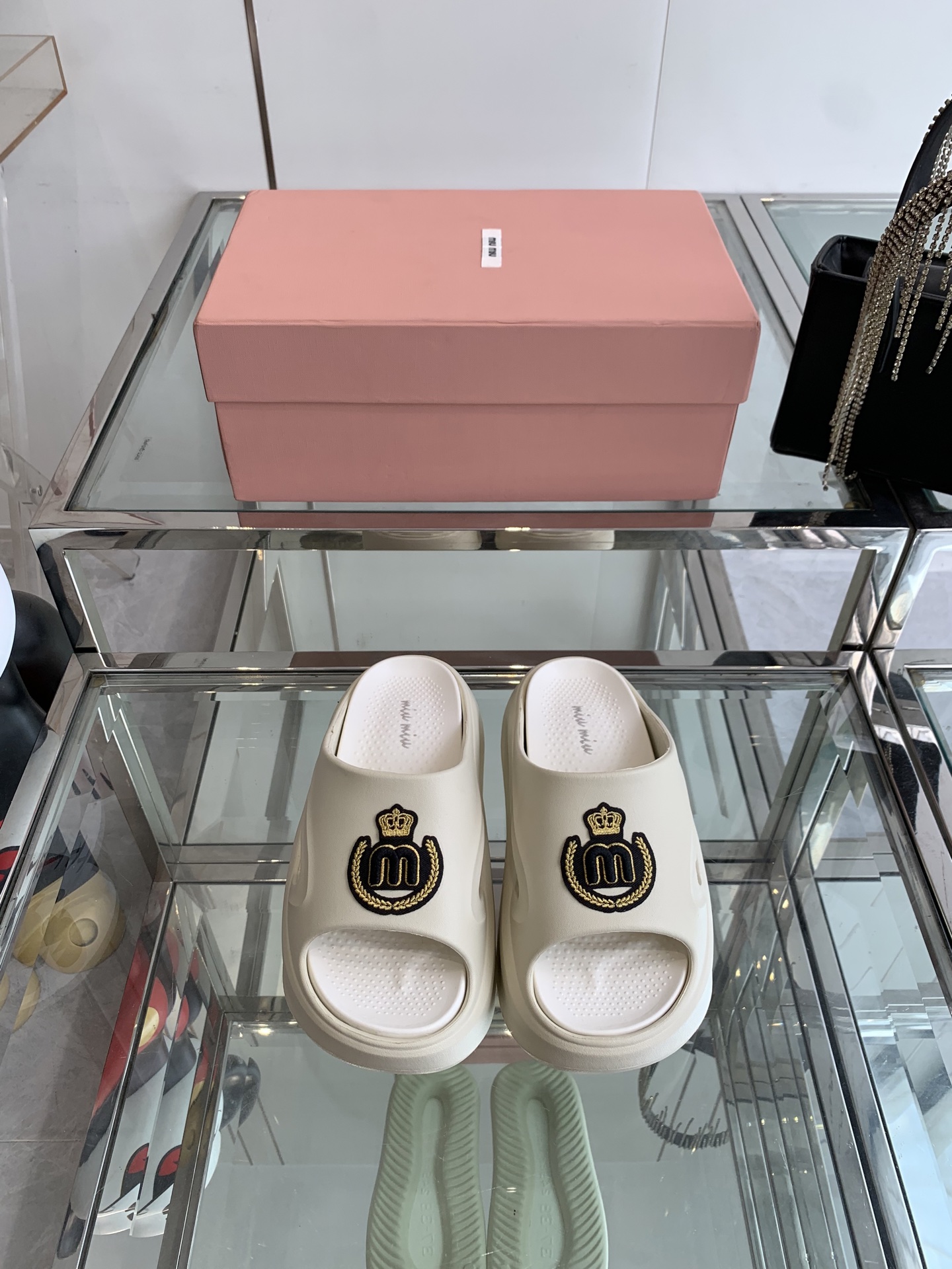 NO:412032,Miu Miu Miu Summer 25ss new internet celebrity wear sports beach anti-slip feel and wear-resistant Thick-soled slippers This summer, every step is worth remembering, youth is always in the sunniest place to help you keep it like a pair of slippers heart-wrenching size 35-40, slippers, miumiu, slippers19860909Miu Miu 缪缪 夏季25ss新款网红外穿运动沙滩防滑踩屎感耐磨 厚底拖鞋 这个夏季,每一步都值得纪念,青春总是在最阳光的地方帮你保留着就像一双拖鞋透心 码数35-40,拖鞋,miumiu,slippers,Women's Shoes