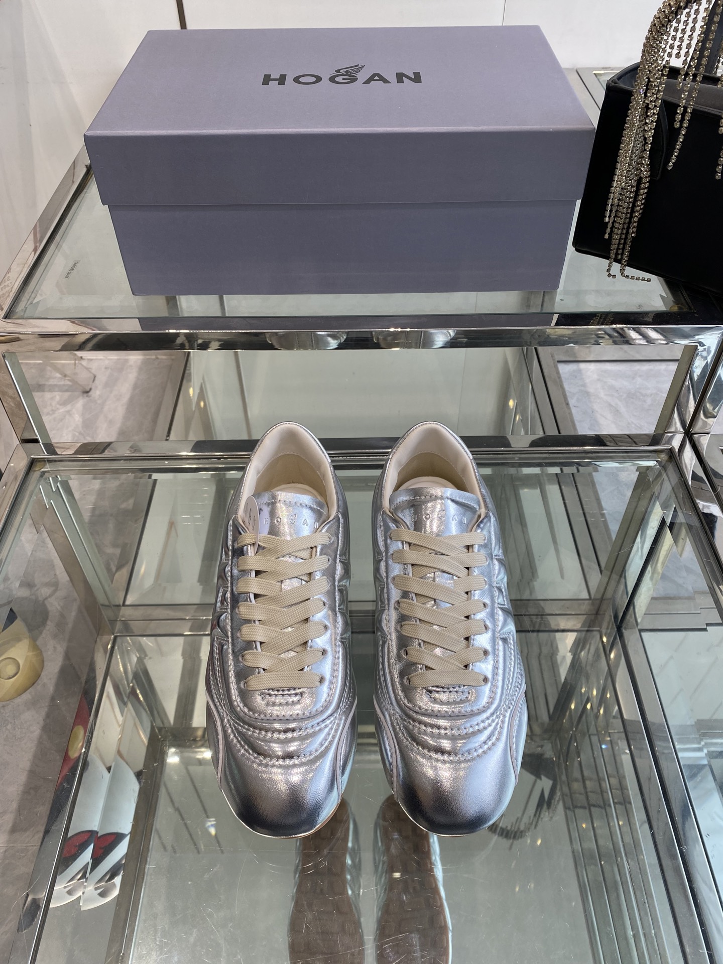 NO:415529,Women 320 men Hogan Hogan 25ss Spring and Summer New Products Retro Casual Forrest Gump Shoes German Training Shoes Sports Shoes So beautiful, so easy to wear, so comfortable and versatile... The shoes are very light, shopping, outdoor sports, zero pressure, mix and match splicing fabric, matte cowhide/cowhide surface) Sheepskin inner cowhide foot pads Original rubber non-slip sole Original steel stamp logo size women 35-40 men 39-44, casual shoes/sports shoes, hogan, sneakers, cowhide, sheepskin19860909女320男 Hogan 霍根 25ss春夏新品 复古休闲 阿甘鞋 德训鞋 运动鞋 实在是太美太好穿太舒服太百搭啦……鞋子很轻便 逛街暴走户外运动零压力 混搭拼接面料 磨砂牛皮/牛皮面) 羊皮内里 牛皮垫脚 原版橡胶防滑大底 原版钢印Logo徽标 码数女35-40 男39-44,休闲鞋/运动鞋,hogan,sneakers,cowhide,sheepskin,Women's Shoes