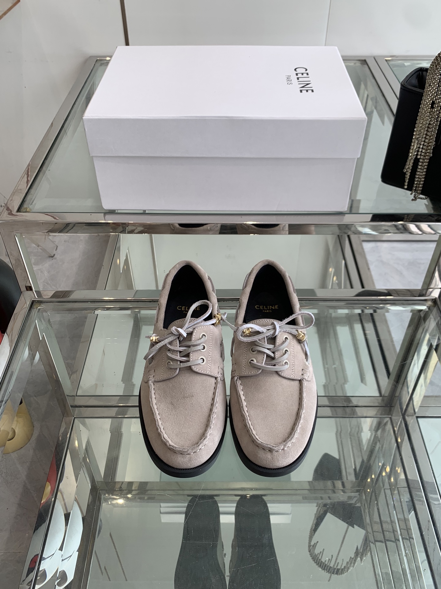 NO:415577,CELINE 25ss latest Bateau Arc de Triomphe buckle loafers classic reproduction wrapping shoelaces outline casually retro eyelet embellishment details Minimalist design and exquisite craftsmanship collision One foot reveals a French lazy tone Unlocking the sense of daily high-end leather made of leather The pure hand-sewn mark thread is finely crafted, genuine leather in the inner foot padding is comfortable and soft foot padding sheepskin, which is perfect and the foot effect is very comfortable and the foot feels great. And no matter you match it with jeans, small suits, skirts, it can be matched with natural original mold-opening anti-slip sole size 35-41 (40 41 custom made without return or exchange), loafers, celine, loafers, skirts, jeans, sheepskin, sheep19860909CELINE 思琳 25ss最新款Bateau凯旋门扣 乐福鞋 经典再现 缠绕鞋带勾勒随性 复古孔眼点缀细节 极简设计与精湛工艺碰撞 一脚穿出法式慵懒腔调 解锁日常高级感 皮制作而成 纯手工缝制的马克线做工精细 内里真皮羊京 垫脚为舒服柔软的垫脚羊皮 简直完美到爆 而且上脚效果非常舒服,脚感很棒 而且无论你搭配牛仔裤 小西服 裙子 都能搭配自然 原版开模防滑大底 码数35一41（40 41定做不退换）,乐福鞋,celine,loafers,skirts,jeans,sheepskin,sheep,Women's Shoes