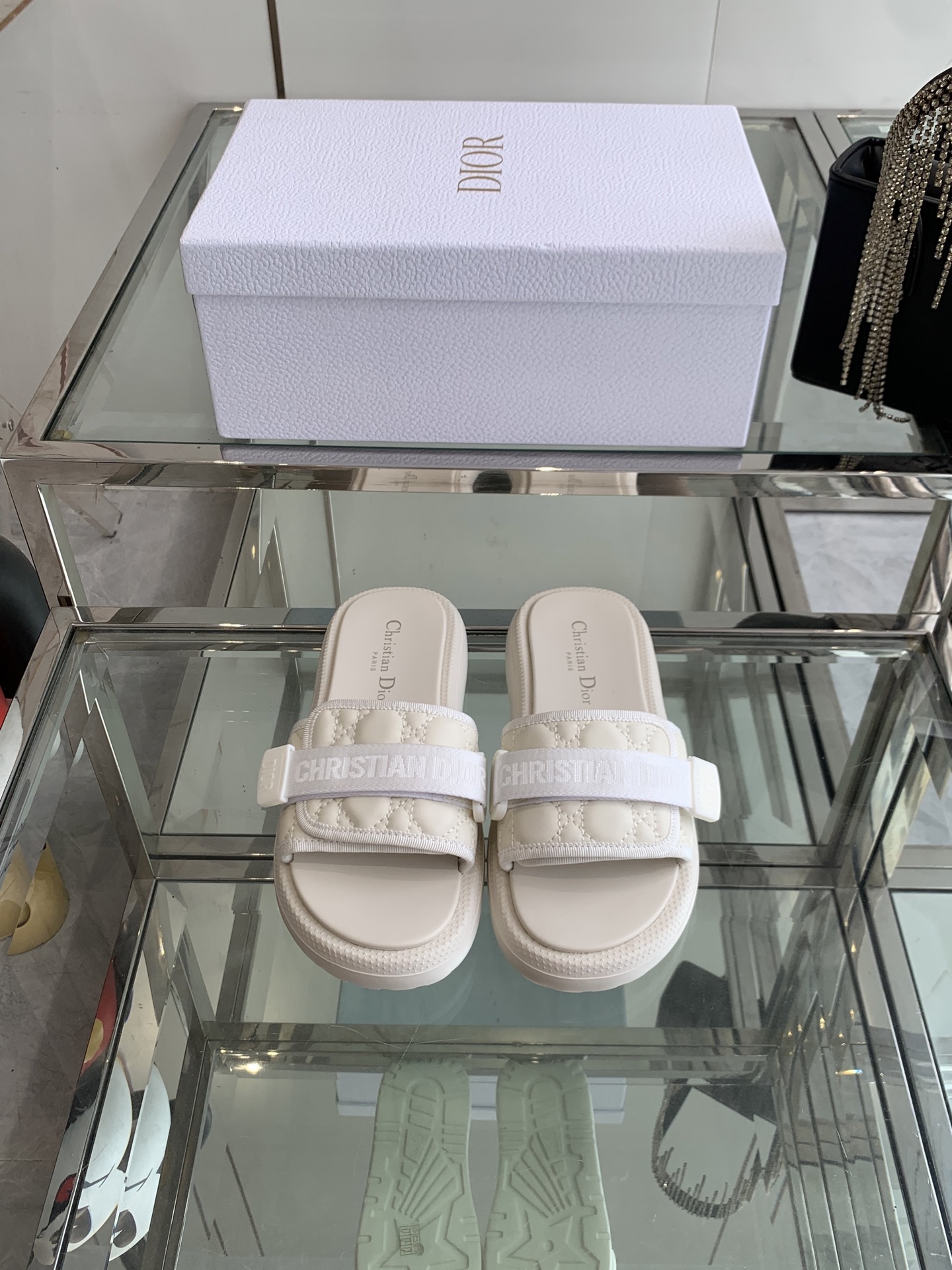 NO:415569,Dior 25ss Spring and summer latest model, ultra-light foaming outsole, beach slippers, Hawaiian beach sports slippers Angelababy takes over Di Ao Chunsu vigorously promotes series, official website does not accept reservations, some counters are available for sale, top quality, first login, multi-color sale, size matching, gift box packaging, spot new, letter embroidery, animal pattern printed thick-soled slippers, ultra-light footwear, versatile style, fashionable and photogenic!  High-end quality, welcome to inspect and compare the three companies. The beautiful thick-soled drag makes the feet thinner and longer than the flat bottom. The benefits of a small MM are here. You can also have to drag when traveling and at home. You can wear whatever you like if you don’t choose the occasion. The color is super beautiful!  No fear of any dress code 35-41 (40 41 custom made), slippers, dior, slippers19860909Dior 25ss 春夏最新款 超轻发泡大底 沙滩拖鞋 夏威夷沙滩运动拖鞋 Angelababy入主迪·奥春夏力推系列 官网暂不接受预订部分专柜有售 顶级品质 抢先登陆 多色开售 码数吻合 配礼盒包装 现货上新 字母刺绣 动物图案印花厚底拖鞋、超轻上脚、 百搭款时尚上镜！ 高端品质、欢迎验货对比三家 绝美的厚底拖,比平底更显脚瘦显腿长 小个子MM的福利来啦 日常出行、居家必备拖也可、不挑场合喜欢怎么穿就怎么穿、 颜色超好看！无惧任何着装要求 码数35-41（40 41订做）,拖鞋,dior,slippers,Women's Shoes