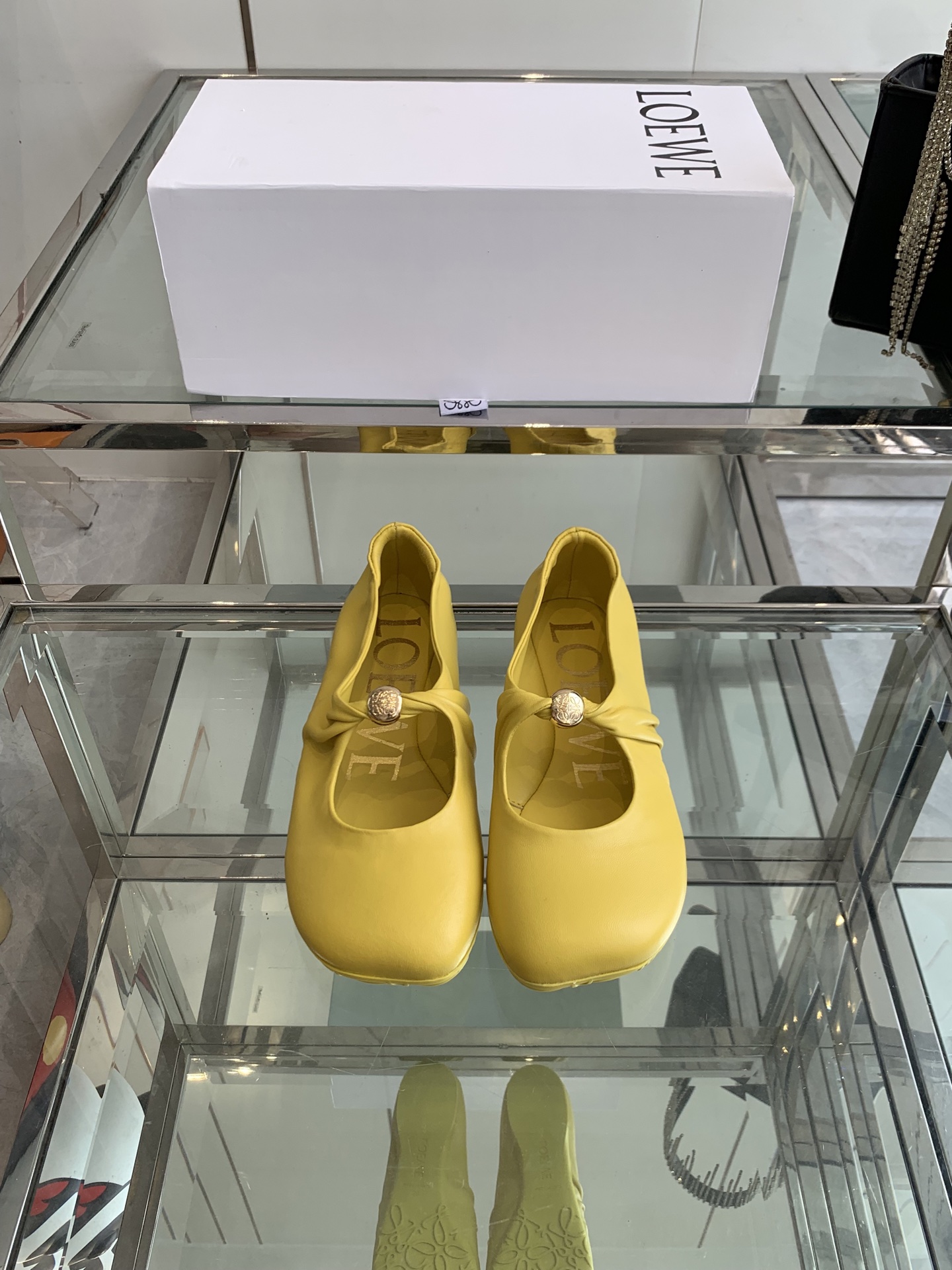 NO:415585,LOEWE 25ss super soft and glutinous ballet shoes. This Pebble Soft is an elegant combination of ballet flats and mules, highlighting the modern temperament of early autumn, made of super soft sheepskin, with Anagram letters as anti-slip. Hand-knitted soft Napa sheepskin upper, supplemented by minimalist support structure, creates a nude feeling that fits both feet, allowing you to walk for a day. A flat shoe that is easy and comfortable. Upper lambskin inner lambskin. Original custom patterned sole size 35-40 (40 customized), ballet shoes, loewe, flats, sheepskin19860909LOEWE 25ss超软糯嘟嘟同款芭蕾舞鞋 这款Pebble Soft 是芭蕾平底鞋与穆勒鞋的优雅结合,彰显出初秋的摩登气质采用超柔软羊皮打造,鞋底饰有 Anagram 字母起到防滑作用 手工扭结的柔软纳帕羊皮鞋面,辅以极简支撑结构,营造出贴合双足的裸感体验,让你行走一天都 轻松、舒服的一款平底鞋 鞋面小羊皮内里小羊皮 大底原版定制花纹大底 码数35-40（40订做),芭蕾舞鞋,loewe,flats,sheepskin,Women's Shoes