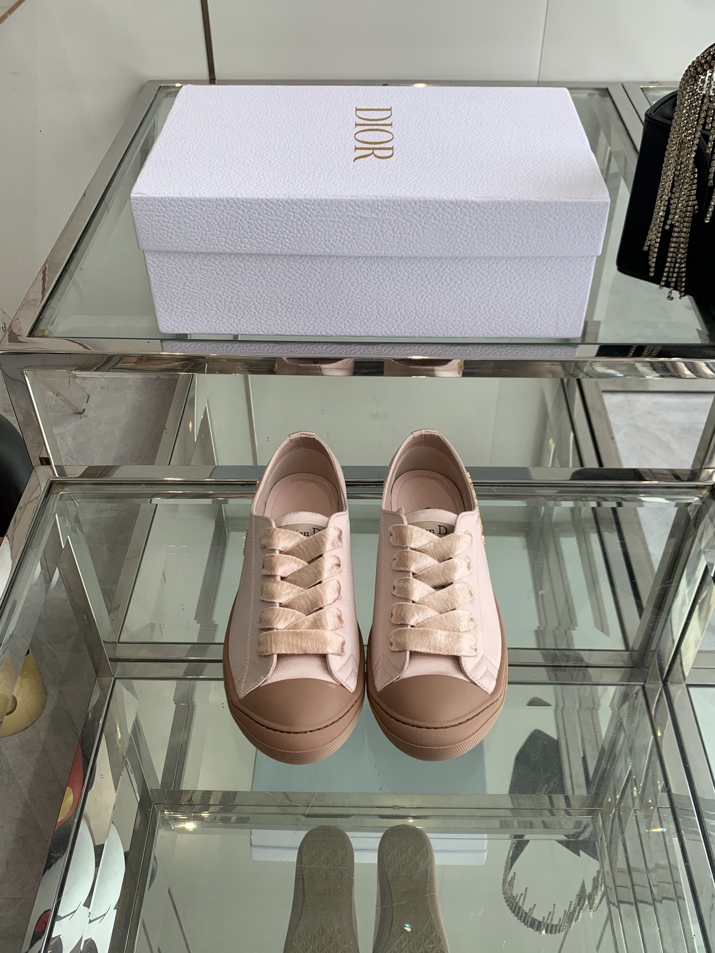 NO:415708,Dior New Lucky Satin Casual Sports Shoes DIOR Designers really understand girls’ needs in summer. This new Lucky thin-soled shoes are as cute as her name and thin-soled design makes the whole pair of shoes very light and easy to wear. Satin fabric, paired with satin wide shoelaces in the same color, beautiful to the sun, so beautiful and aphasic. The soft shoe body is unique when stepped on the clouds and socks and skirts. It is fashionable and lazy to walk. It is full of elegance with a casual shot. Small and expensive size 35-40 (customized for 40), casual shoes/sports shoes, dior, dior, sneakers, skirts, socks19860909Dior 迪奥 新品lucky缎面休闲运动鞋  DIOR 设计师真的太懂女生夏天的需求了 这次的新品Lucky薄底鞋就像她的名字一样可爱薄底+浅口设计让整双鞋非常轻盈好穿 缎面面料 搭配同色调缎面宽鞋带 阳光下美到失语 软乎乎的鞋身像踩在云朵上配袜子裙裤都一绝 走起来带风又慵懒 随手一拍就是满满的优雅感 小巧显贵 码数35-40（40定做）,休闲鞋/运动鞋,dior,dior,sneakers,skirts,socks,Women's Shoes