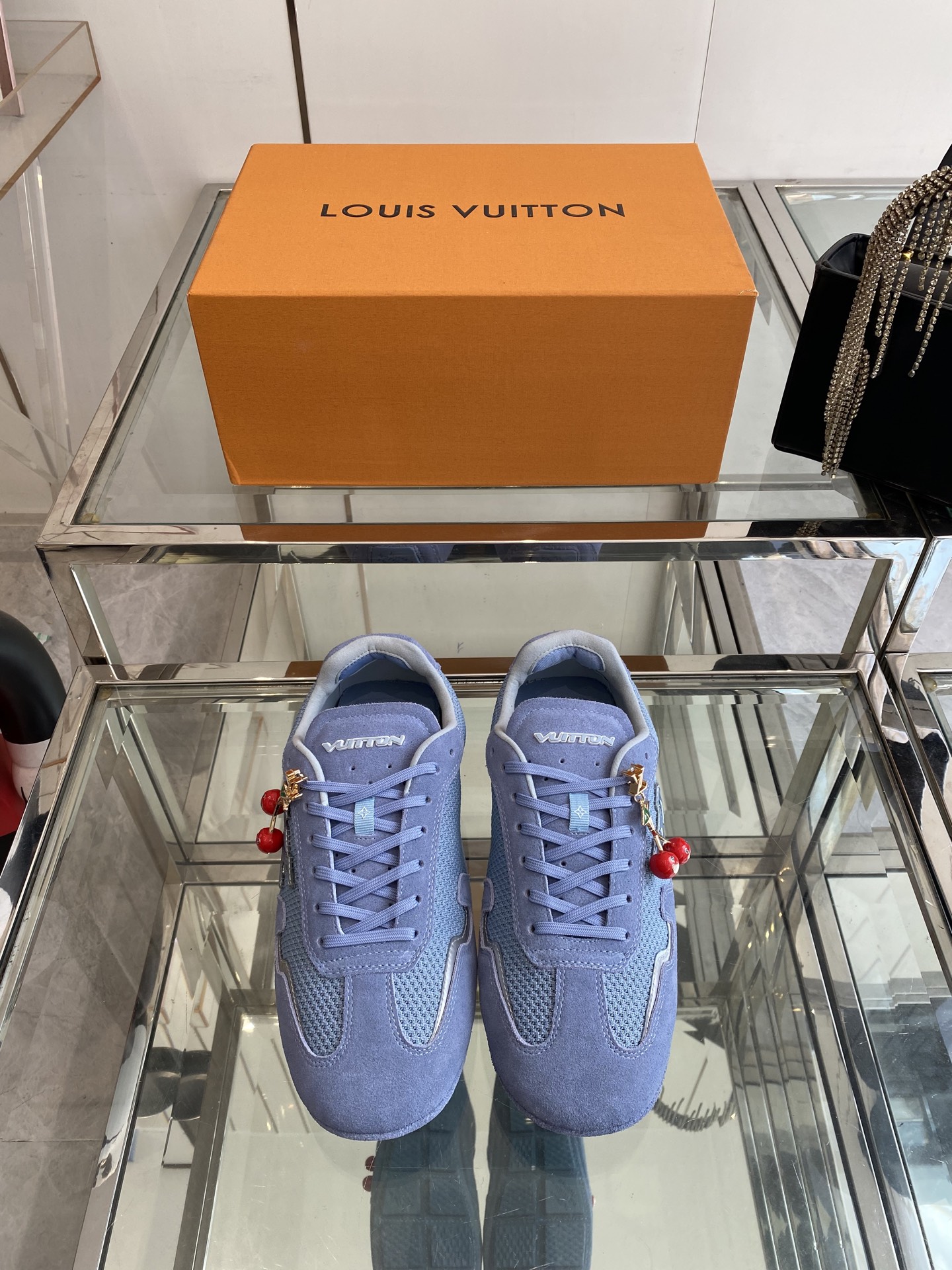 NO:420283,Top version accessories 60 LV Louis Vuitton RALLY sneakers LV Rally sneakers spliced ​​with suede cowhide leather and mesh fabrics, integrating rubber pad outsoles for driving shoe configurations, creating a modern choice of softness and lightness. LV letters on the side, handwritten Louis Vuitton logo on the rear, and Vuitton logo on the tongue and outsoles together make the brand mark. Suede cowhide leather and fabrics Laces Louis Vuitton elements Large rubber pad outsoles Size 35-45 (for women 40 men 45 custom made) men's size, casual shoes/sports shoes, louis vuitton, louis vuitton, sneakers, cowhide19860909顶级版本配饰60 LV路易威登 RALLY 运动鞋 LV Rally 运动鞋拼接绒面牛皮革和网格面料,为驾驶鞋构型融入橡胶垫外底,成就舒软与轻盈兼备的摩登之选.侧面 LV 字母、后部手写体路易威登标识,以及鞋舌与外底的 Vuitton 标识共同烙下品牌印记. 绒面牛皮革和织物 鞋带 路易威登元素 大号橡胶垫外底 码数35-45（女40 男45订做）男码出,休闲鞋/运动鞋,louis vuitton,louis vuitton,sneakers,cowhide,Women's Shoes