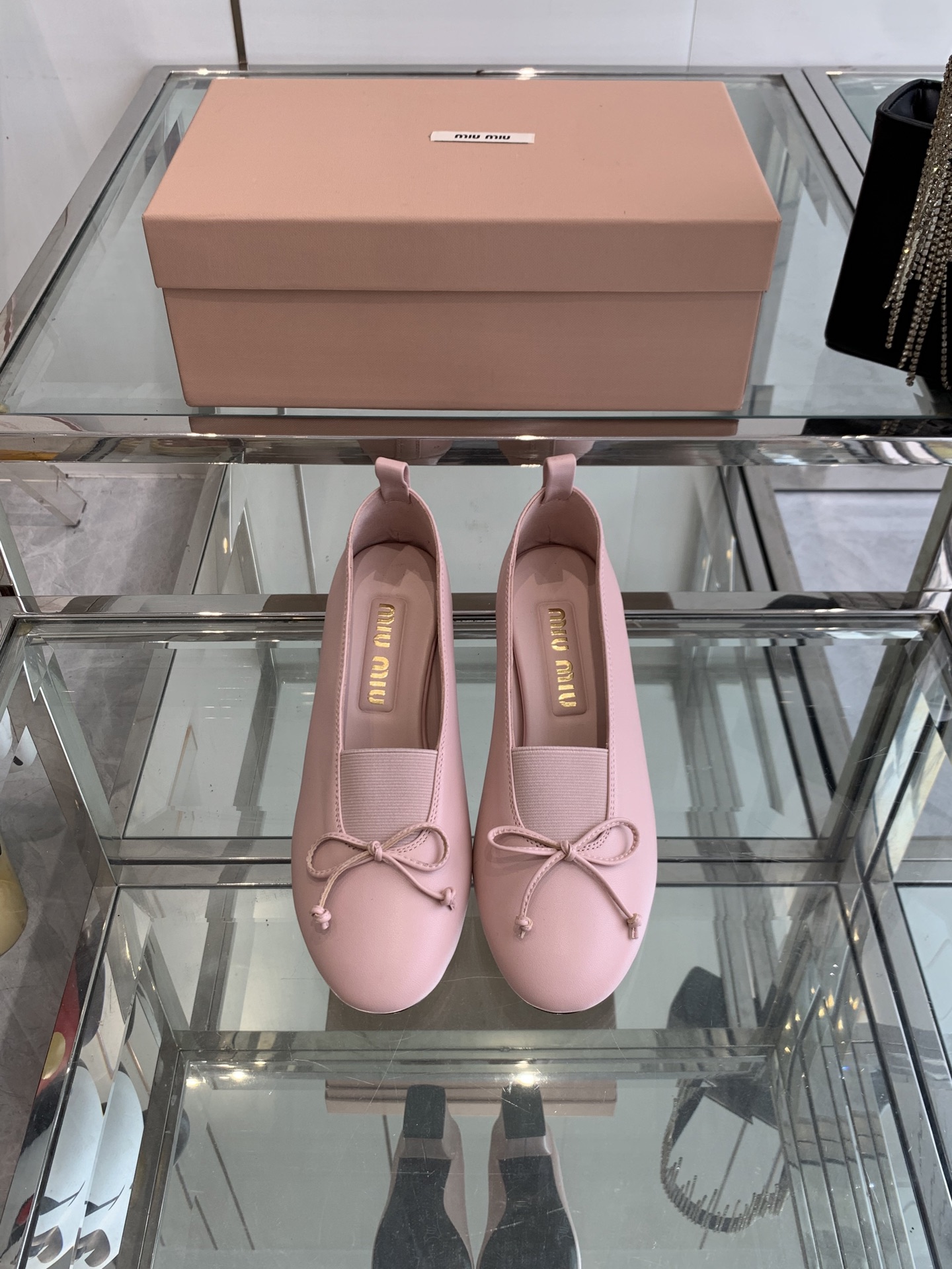 NO:420220,Miu Miu 25ss Spring and Summer New Style, Retro, Bow, Round Head, Thick Heel, Single Shoes, Fresh Spring and Summer Color, Beautiful Curve, Everyday outfits are very good, with an exclusive logo style on the heel, showing elegant charm on the feet!  The upper is made of original mixed-bred sheepskin, inner footbed sheepskin, original custom-made Italian imported leather outsole, size 35-40 (40 customized), high heels, high heels, sheepskin, Leather soles19860909Miu Miu 缪缪 25ss春夏新款 复古 蝴蝶结 圆头 粗跟 单鞋 春夏清新配色,曲线优美 日常穿搭都很搭,后跟有专属标识性Logo格调,上脚尽显优雅魅力！ 鞋面采用原版混种羊皮 内里垫脚羊皮 鞋底原版定制意大利进口真皮大底 码数35-40（40 定做）,高跟鞋单鞋,miumiu,high heels,sheepskin,Leather soles,Women's Shoes