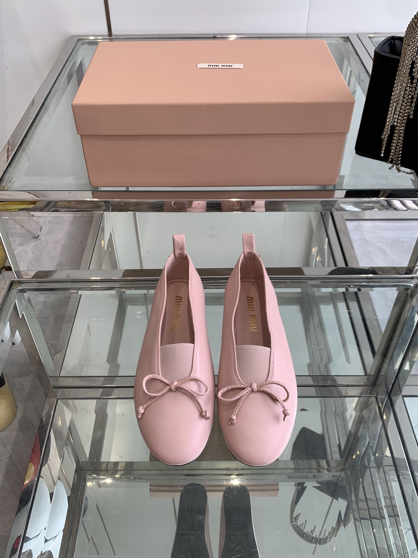 NO:420228,Miu Miu 25ss Spring and Summer New Style, Retro, Bow, Round-toe Shoes, Fresh Spring and Summer Color, Beautiful Curve, Everyday outfits are very good, with an exclusive logo style on the heel, showing elegant charm on the feet!  The upper is made of original mixed-bred sheepskin, inner footbed sheepskin, original custom-made Italian imported leather outsole, size 35-40 (40 customized), high heels, high heels, sheepskin, Leather soles19860909Miu Miu 缪缪 25ss春夏新款 复古 蝴蝶结 圆头单鞋 春夏清新配色,曲线优美 日常穿搭都很搭,后跟有专属标识性Logo格调,上脚尽显优雅魅力！ 鞋面采用原版混种羊皮 内里垫脚羊皮 鞋底原版定制意大利进口真皮大底 码数35-40（40 定做）,高跟鞋单鞋,miumiu,high heels,sheepskin,Leather soles,Women's Shoes