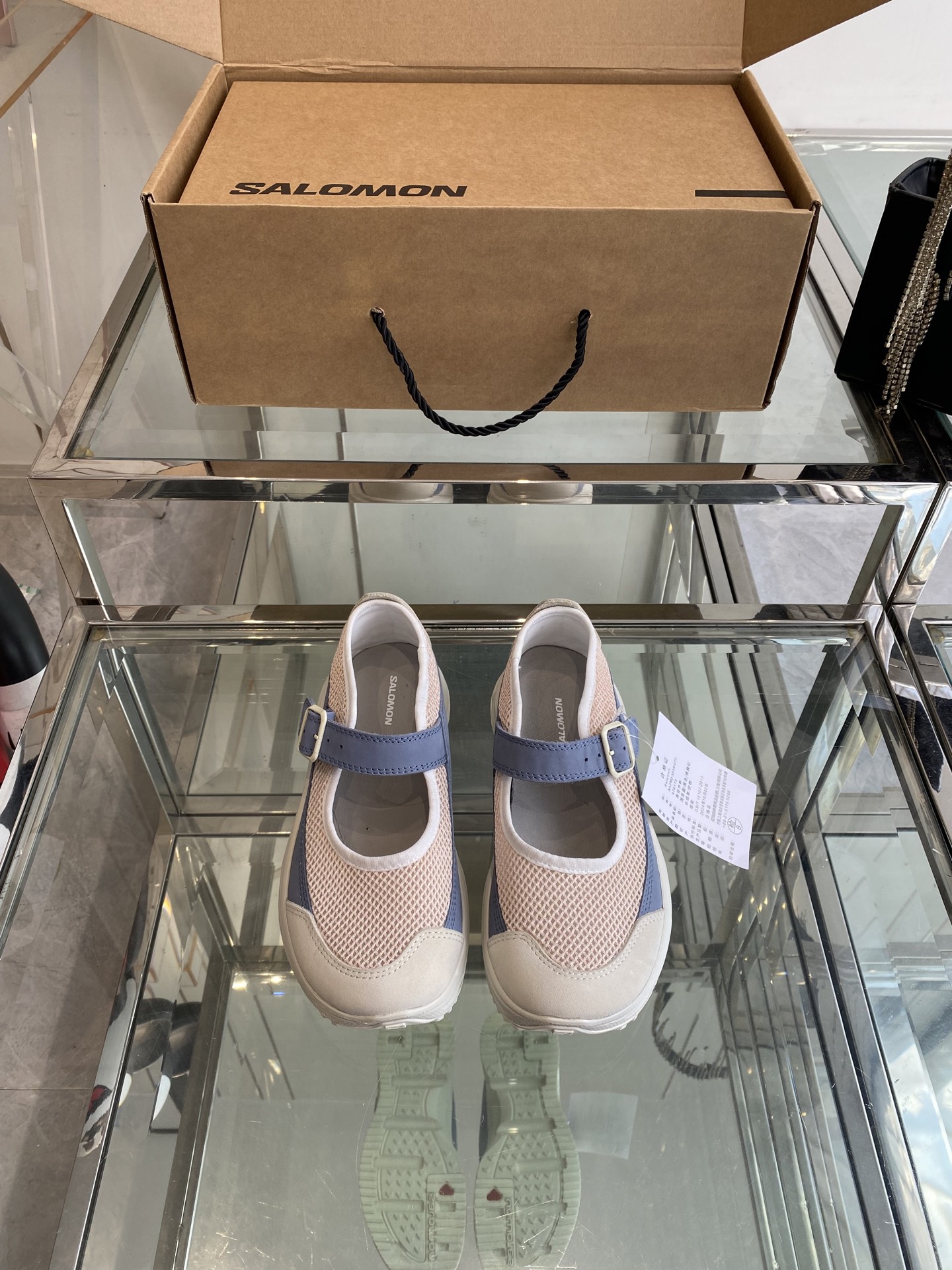 NO:420203,SALOMON 2025 latest thick-soled Mary Jane sneakers. The thick sole heightening design not only brings a different feeling of comfort, but also can easily lengthen the leg lines, allowing you to instantly transform into long legs!  The simple style can easily hold the whole audience no matter what clothes you match, and cleanfit is easy to wear!  The classic retro styles make every step exude a fashionable charm, and no matter how long it takes, they will be the favorite of the trend. Mary Jane makes sweet and small girls not miss it. What this pair of shoes can bring you is not only fashion, but more confidence and elegance!  When walking, KuKu is windy, and when you wear it, you will become a bird's legs. Fabric: imported suede. Original breathable mesh. Inner: Original imported breathable mesh. Outsole: Original mold opening ultra-light foaming material. Number of 35-40 (customized for 40), Mary Jane, mary jane, sneakers, chamois leather.19860909SALOMON 2025年最新 厚底玛丽珍运动鞋 夏日气息的萨洛蒙,厚厚的底增高设计,不仅带来不一样的舒适感,还能轻松拉长腿部线条,让你瞬间变身大长腿！ 简洁的款式,无论搭配什么衣服都能轻松hold住全场,cleanfit穿搭轻松get！经典复古的款式,让你的每一步都散发着时尚的韵味,无论多久都会是潮流中的宠儿. 玛丽珍让甜美小个子女生更是不能错过,这双鞋能给你带来的不仅仅是时尚,更多的是自信与优雅！走起路来KuKu带风,穿上直接变小鸟腿 面料: 进口麂皮 原版透气网布 内里: 原版进口透气网里 大底: 原版开模超轻发泡材质 码数35-40（40定做）,玛丽珍,mary jane,sneakers,chamois leather,Women's Shoes