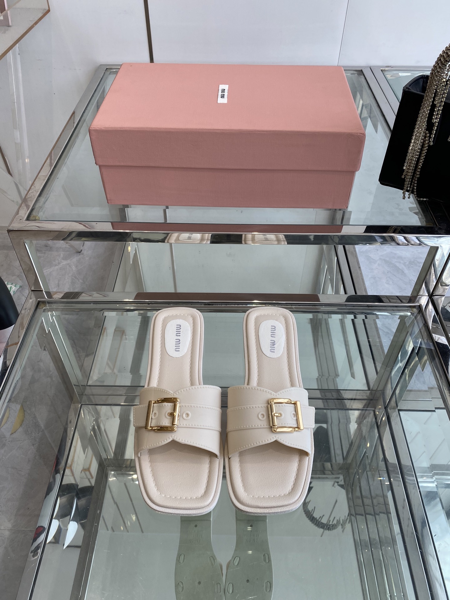 NO:420194,Miu Miu Miu 25ss new flat slippers Simple and fairy shoes that are simple and small indistinct. Those who like design style should love this one very much. DI is so amazing at first glance. It’s a lot of time to love the more you go through the journey. It’s no need to say more!  It is amazing at first glance. The shoe design is so exquisite that it makes people scream. Isn’t this picture too beautiful? It cannot resist it from the heart. It is very dazzling in the sun and is very eye-catching. You can go to travel, shopping, work and dates. You won’t lose even if you wear it in parties. After all, your temperament is there!  Size 35-40, slippers, miumiu, slippers19860909Miu Miu 缪缪 25ss新款 平底拖鞋  简约又不失小特点的仙女鞋上线ing 喜欢设计风的亲应该会很爱这款吧 DI一眼看太惊艳 属于越穿越爱那一挂不用多说了吧！一眼就惊艳 鞋子设计精致到让人尖叫 这画面简直不要太美好么 打心眼里无法抗拒它 阳光下特别耀眼,很吸睛 旅行逛街上班约会都可去 聚会趴体穿它也不会输 毕竟气质摆在那的呀！ 码数35-40,拖鞋,miumiu,slippers,Women's Shoes