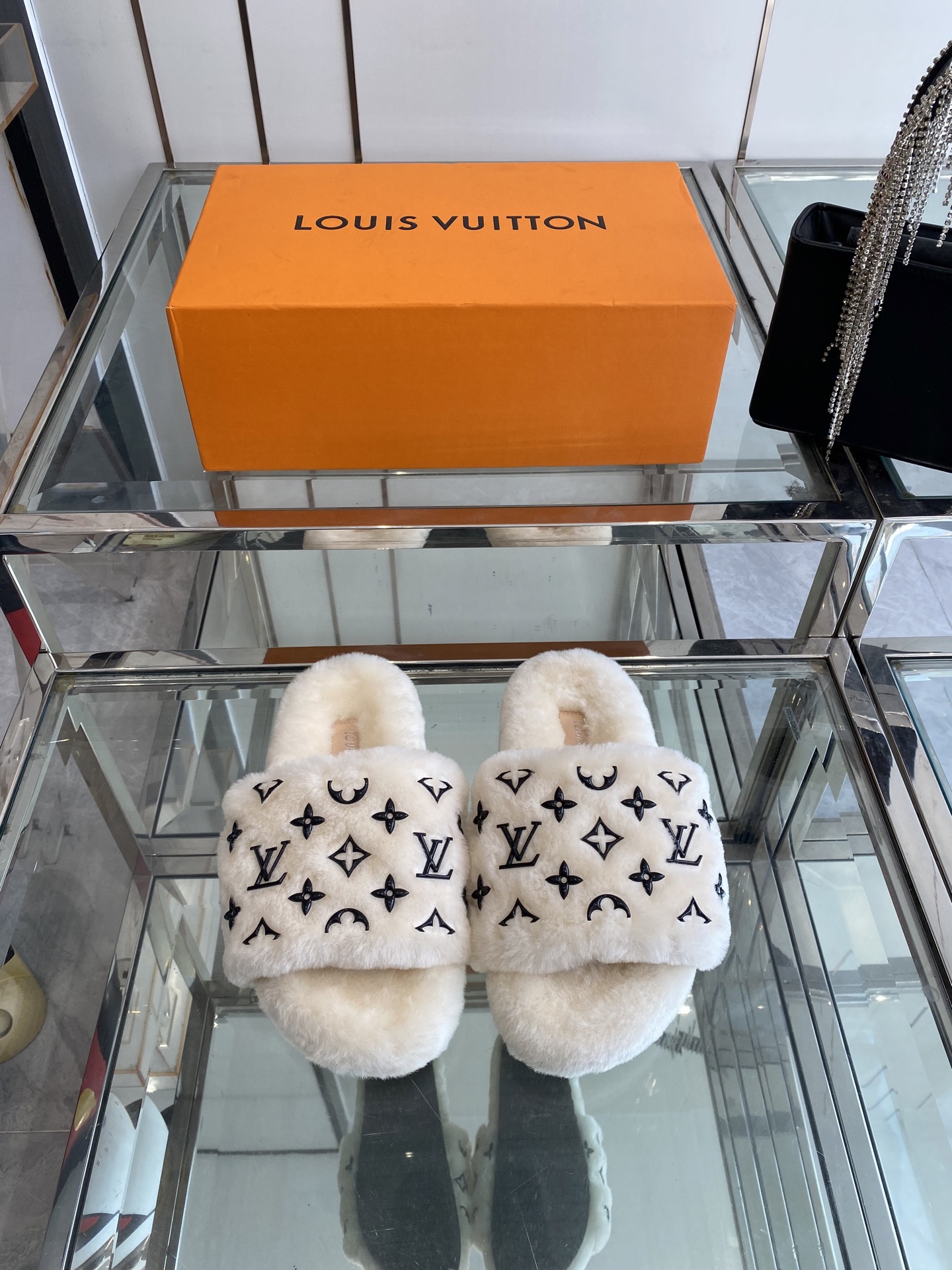 NO:443946,Louis vuitton 25ss autumn and winter new style flat wool slippers Super comfortable fleece slippers Simple and casual fashionable and stylish lazy and high-end. None of the most comfortable slippers. They look good and stylish when you put them on. Sure. Upper, inner foot pad, full wool Size 35-41 (customized for 40 41), fur shoes, louis vuitton, slippers19860909Louis vuitton 25ss秋冬新款 平底羊毛拖鞋 超舒适的毛拖 简约随性 时髦有范 慵懒又不乏高级感 最舒适的拖鞋没有之一 随意上脚都好看有型 绝绝子 鞋面 内里 垫脚 全羊毛 码数35-41（40 41定做）,毛毛鞋,louis vuitton,slippers,Women's Shoes