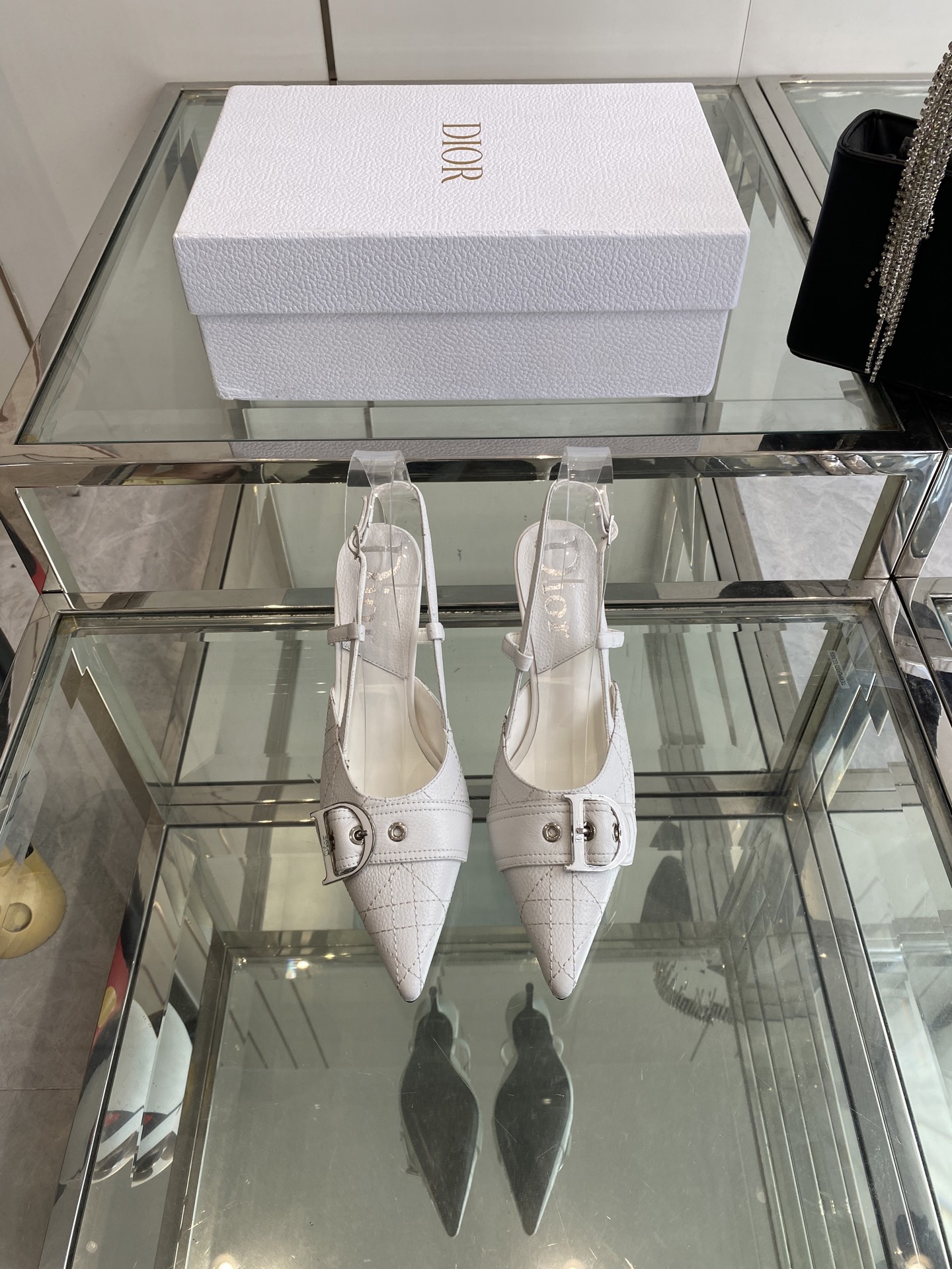 NO:443901,Dior 25 early spring new style, star-like CD letter logo high heel sandals, very comfortable to wear, medium toe-cushioned high heels, top high-end version on the market, upper is imported embroidered mixed-bred sheepskin water-dyed sheepskin lining/foot-pad Italian genuine leather outsole, heel height 8.5cm, size 34-42 (34 40 41 42 customized), semi-slide sandals, dior, dior, sandals, high heels, sheepskin, Leather soles19860909Dior 迪奥 25早春新款 明星同款CD字母logo高跟凉鞋 穿着非常舒适 中古鞋头垫绣高跟鞋 市面顶级高端版本 鞋面采用进口压纹混种羊皮水染羊皮内里/垫脚意大利真皮大底 跟高8.5cm 码数34-42（34 40 41 42定做）,半拖凉鞋,dior,dior,sandals,high heels,sheepskin,Leather soles,Women's Shoes