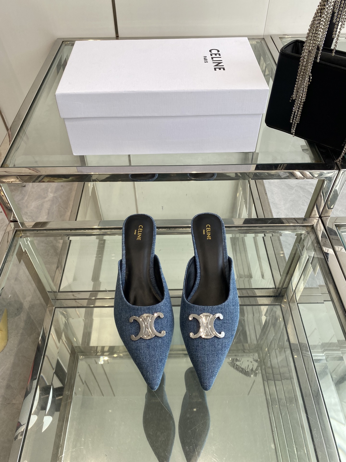 NO:443908,CELINE 25ss new Arc de Triomphe cat heel sandals, metal buckle empty back toe high heels, sexy and elegant pointed shoes clean and neat 5cm kitten heels, super thin legs and white, whether worn alone or with wide-leg pants, high street and retro, let's make CELIN girls, imported upper, inner lining, sheepskin, outsole original leather outsole, size 35-39 (40 custom made), semi-slippers, celine, sandals, high heels, sheepskin, Leather soles19860909CELINE 思琳 25ss新款凯旋门猫跟凉鞋 金属扣后空包头高跟鞋 性感气质尖头单鞋干净利落 5厘米小猫跟 超显腿细显白,无论是单穿还是搭配阔腿裤,高街又复古 一起来做CELIN女孩 鞋面进口牛仔布面料 内里羊皮内里 大底原版真皮大底 码数35-39（40订做）,半拖凉鞋,celine,sandals,high heels,sheepskin,Leather soles,Women's Shoes