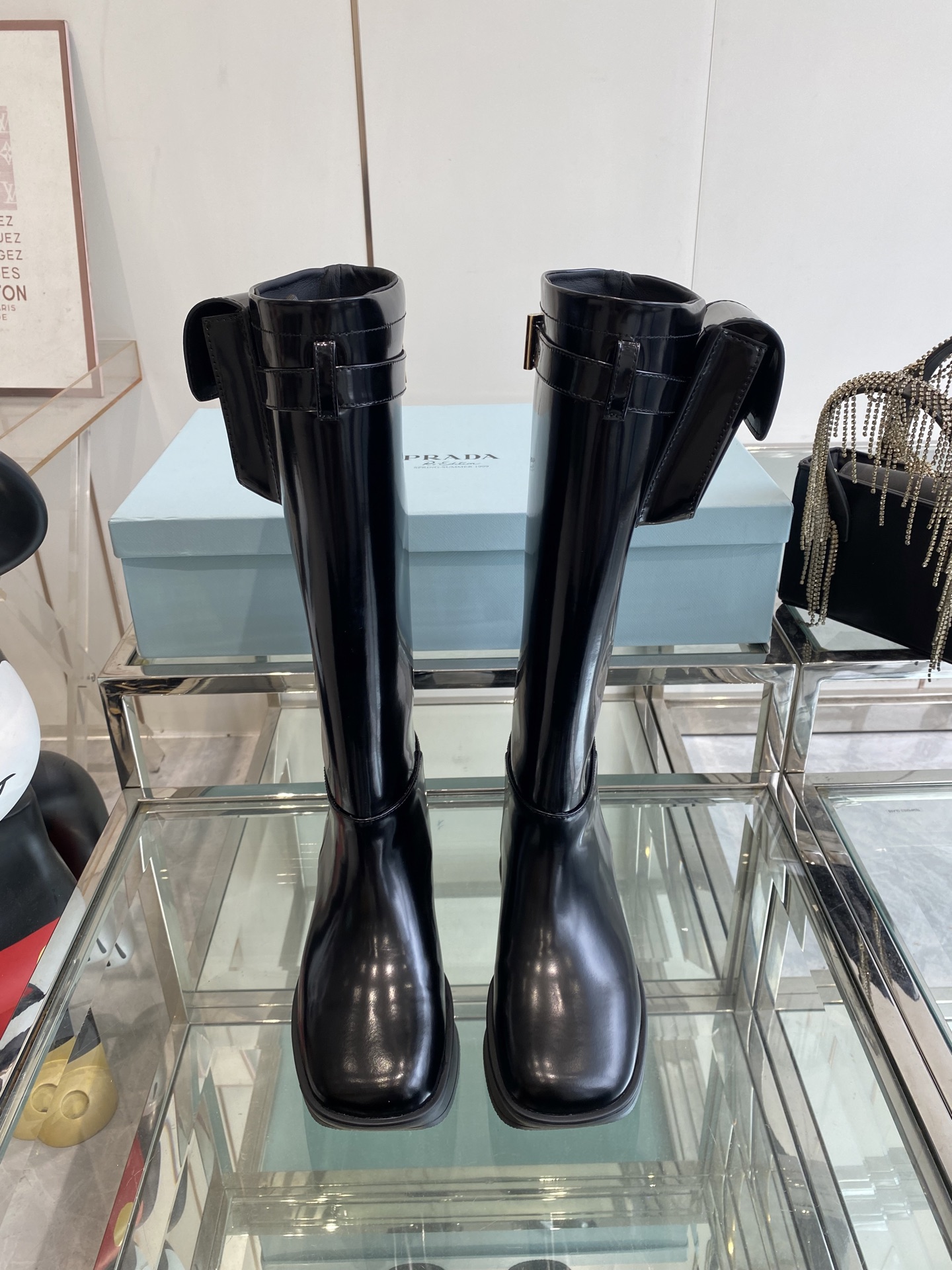 NO:443919,PRADA 25ss new Equal motorcycle boots are reinterpreted with the 1999 spring and summer series archive design, adopting a modernist silhouette. The eye-catching lines are combined with innovative soles. Recently, it is amazing. The innovative Prada classic canvas bag is paired with high-rise motorcycle boots. One shoe and two wear. Like~ European purchase Y version 1:1 replica TPU high toughness sole. 6cm. Size 35-40 (40 customized), boots, prada, boots19860909PRADA 25ss新款Equal一脚蹬机车靴,重新演绎1999春夏系列档案库设计,采用现代主义廓形.醒目线条结合创新鞋底.最近 得不得了 创新的Prada经典帆布小包搭配上增高机车长靴 一鞋两穿 赞哦～欧洲购入Y版1:1复刻 TPU高韧性大底 高6cm 码数35-40（40订做）,靴子,prada,boots,Women's Shoes