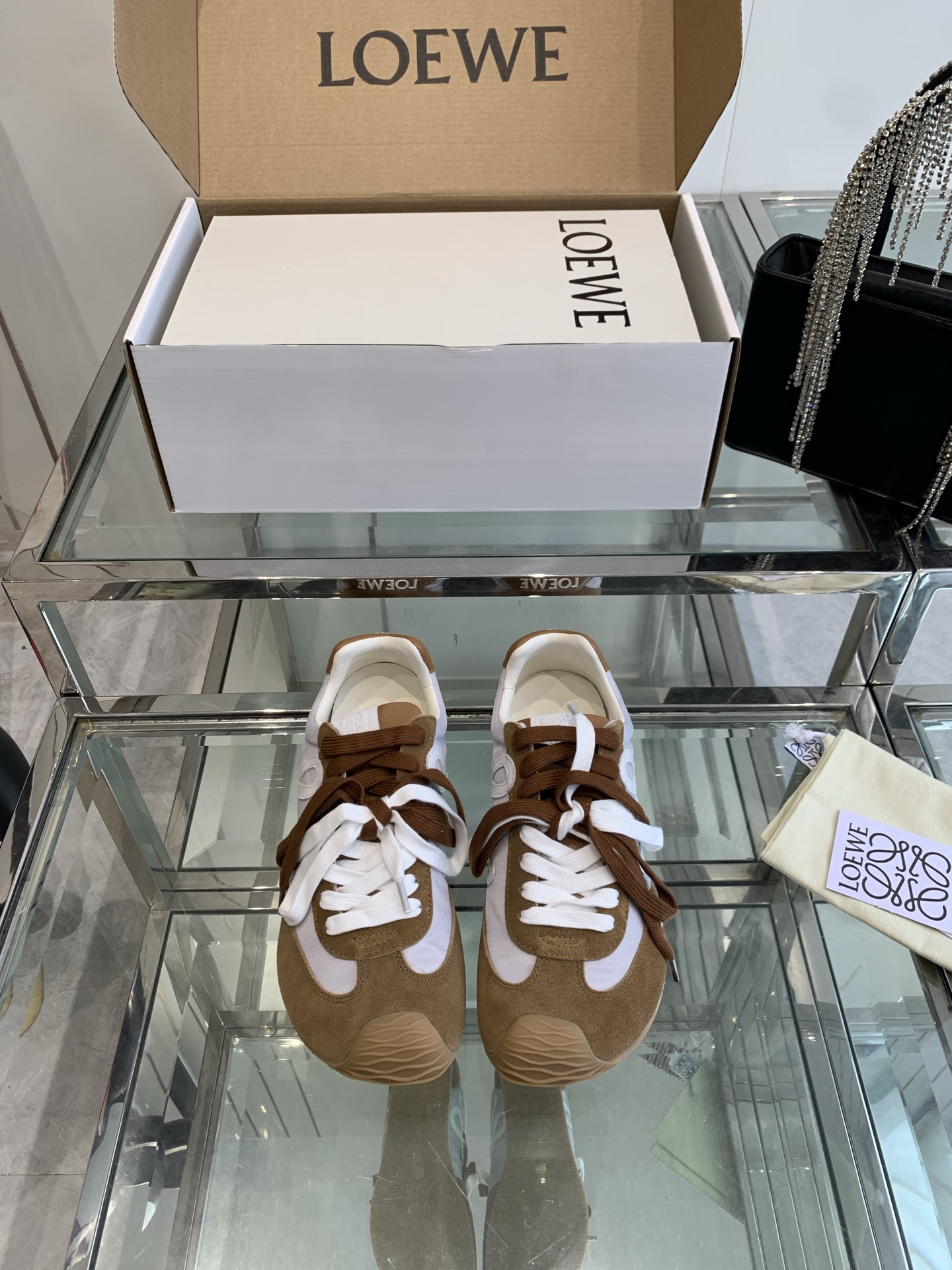 NO:443912,Top version 260 button LOEWE 25ss latest catwalk Ballet Runner 2.0 couples ballet casual sports shoes German training shoes nylon and cowhide leather sneakers Asymmetric toe design, sock-like internal structure Light rubber outsole extends to toe shoe fabric Original custom imported toe layer cowhide inner imported soft sheepskin + net sole Original open mold anti-slip rubber material Sole Thickness Increase 2.5CM Size 35-45 (for women 40, for men 45), casual shoes/sports shoes, loewe, loewe, sneakers, cowhide, sheepskin19860909顶级版本260 扣子LOEWE 罗意威 25ss最新走秀款 Ballet Runner 2.0情侣款 芭蕾 休闲 运动鞋 德训鞋 尼龙和牛皮革运动鞋 不对称鞋头设计、袜状内部结构 轻盈橡胶外底延伸至鞋头 面料 原版定制进口头层牛皮 内里 进口柔软羊皮+网里 鞋底 原版开模防滑橡胶材质 底厚 增高2.5CM 码数 35-45（女40 男45定做）,休闲鞋/运动鞋,loewe,loewe,sneakers,cowhide,sheepskin,Women's Shoes