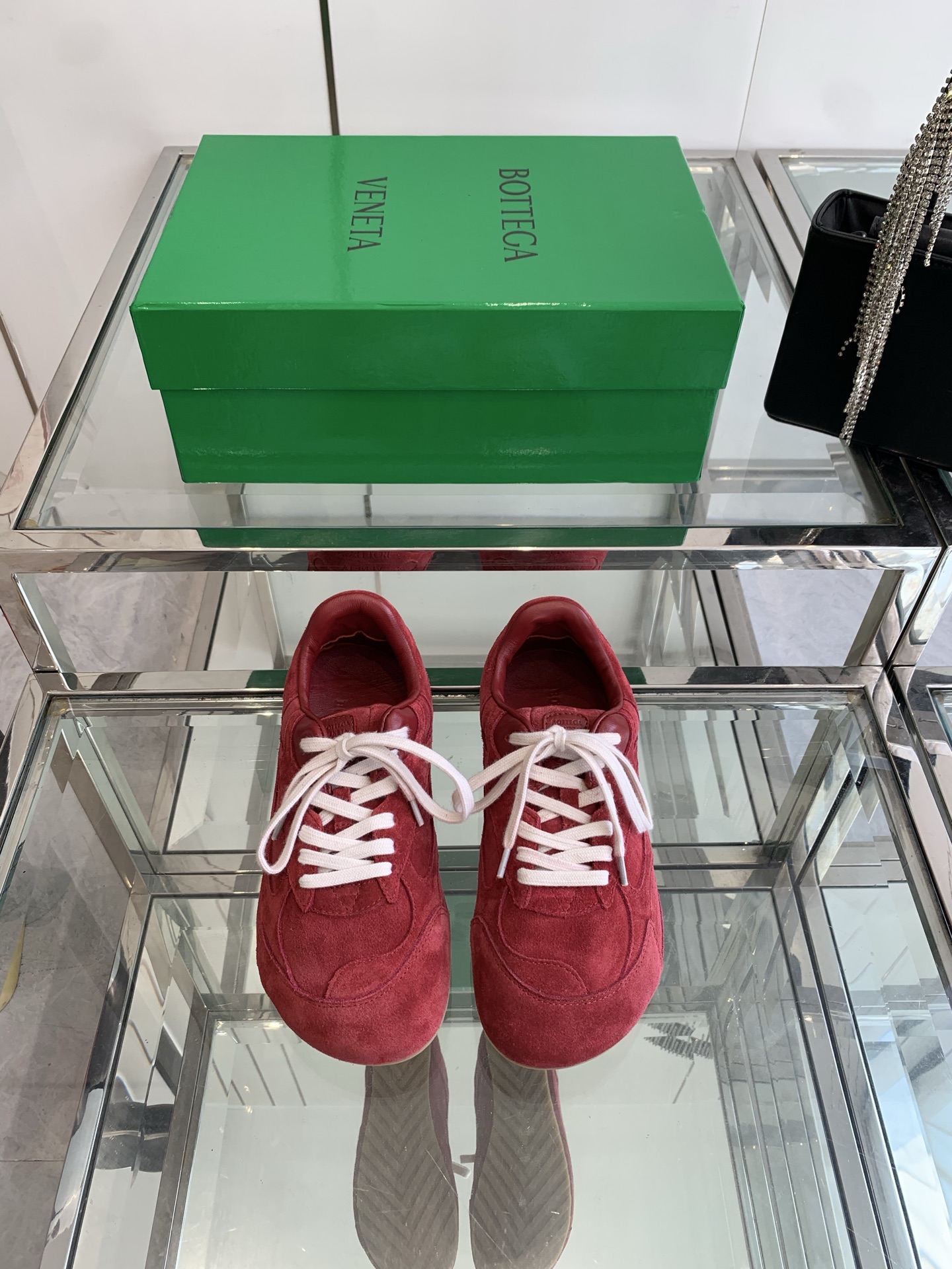 NO:443894,Bottega Veneta BV Orbit Flash Retro casual shoes Forrest Gump shoes German training sneakers Sneaker technology nylon and suede are made of, inspired by retro sneakers, a brand new interpretation of classic sneakers, a light, comfortable and breathable summer essential item. The sole adopts classic woven texture, super recognizable, nylon suede splicing, full texture!   Size 35-40 (40 customized), casual shoes/sports shoes, bottega veneta, bottega veneta, sneakers, chamois leather19860909Bottega Veneta BV Orbit Flash 复古休闲鞋 阿甘鞋 德训运动鞋 Sneaker科技尼龙和绒面打造,灵感来自复古球鞋,全新演绎经典运动鞋,轻便、舒适、透气的夏季必备单品 鞋底采用经典的编织纹理,超有辨识度,尼龙麂皮拼接,满满的质感呈现！  码数35-40（40定做）,休闲鞋/运动鞋,bottega veneta,bottega veneta,sneakers,chamois leather,Women's Shoes