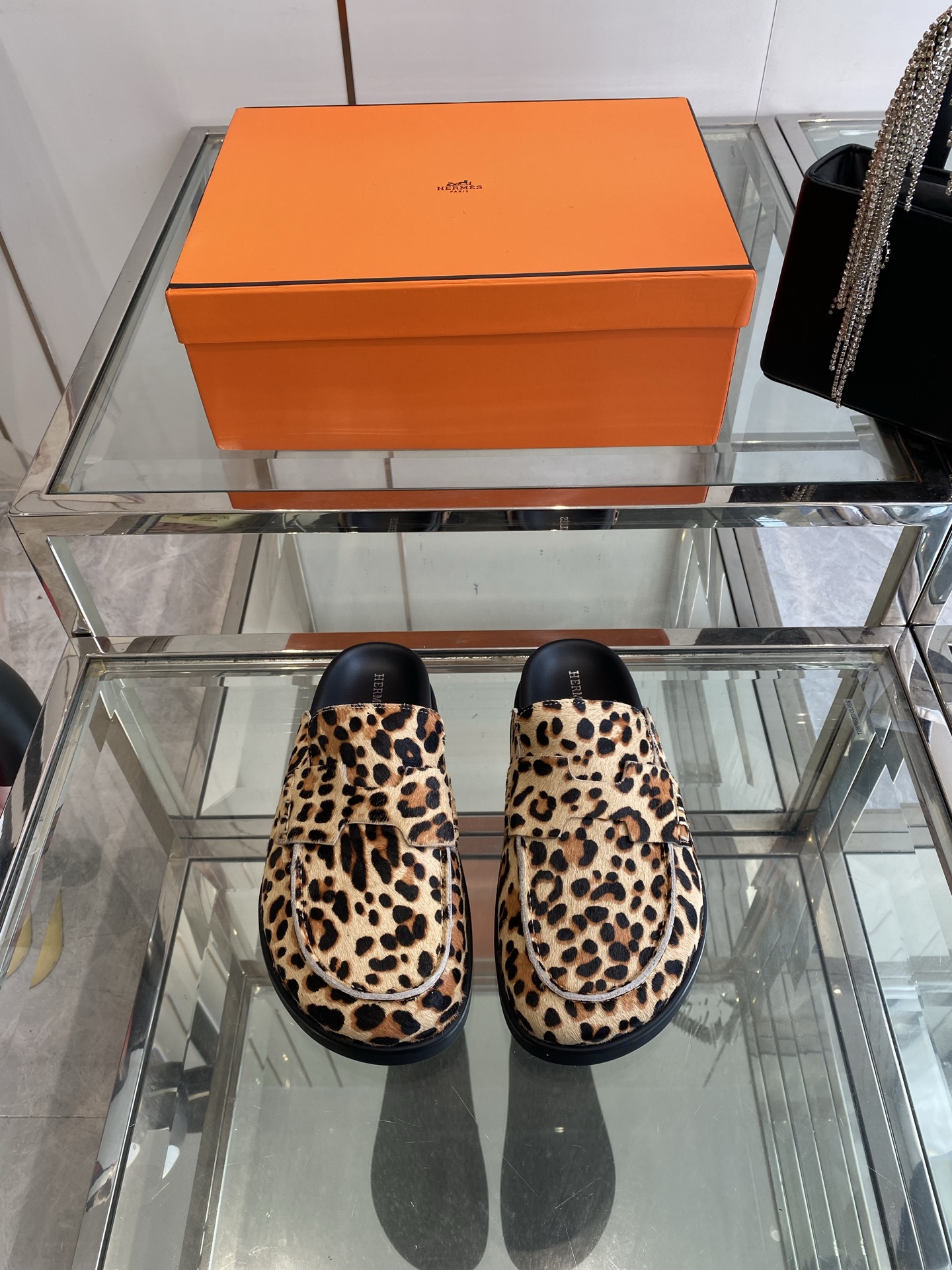 NO:443886,220 Men Hermes Couple model H-H-Home Cute Muller Semi-Travel Birkenstocks Top quality and craftsmanship, simultaneously new on the counter. Every detail of the shoes is particularly attentive, quite eye-catching, and the elegant splicing elements highlight the outstanding temperament!  Adding a casual atmosphere and exquisite lines can invisibly better reflect the family design language, interspersing exquisite lines, perfectly fit the foot shape, naturally outline the fashionable outline, achieve visual impact effect, and fully interpret a different sports style!  Comfortable feet, ip tpu big sole, seamless combination of German technical irradiation machines, lightweight, high elastic, anti-slip and wear-resistant!  Number of codes 35-45 (customized for women and men), semi-drag, hermes, hermes19860909220 男 Hermes爱马仕 情侣款H家呆萌穆勒 半拖勃肯鞋 顶级品质工艺极致,同步专柜上新.鞋子的每一个细节都特别用心,相当惹眼,雅致的拼接元素,凸显不俗的气质！ 增添休闲的气息,精致的线条,无形之中能够更好体现出家族式的设计语言,穿插精致的线条,完美契合脚型,自然的勾勒出时尚的轮廓,达到视觉上的冲击效果,充分演绎不一样的运动风格！ 脚感舒适,ip tpu 大底,德国技术照射机无缝组合 轻便高弹,防滑耐磨！ 码数35-45（女男45定做）,半拖,hermes,hermes,Women's Shoes