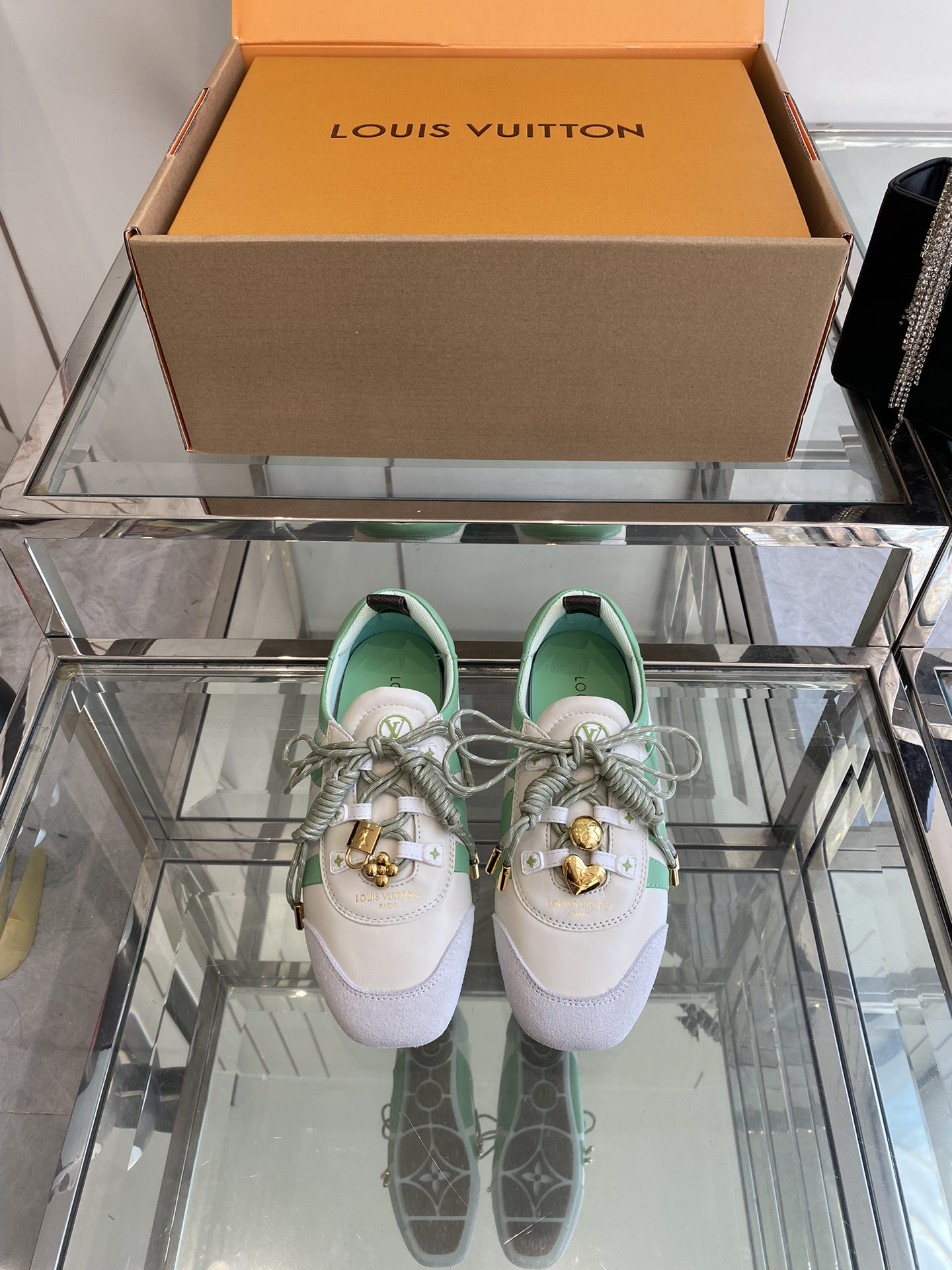 NO:448481,Top version Women's model Louis Vuitton Louis Vuitton donkey brand spring and summer Sneakerina series ballet sneakers German training shoes couple's model Sneakerina ballet style sneakers shaping smooth lines with silky suede cowhide leather The lightweight configuration of ballet shoes and the comfortable texture of sneakers Side LV logo Monogram canvas rear strap rich details Sacchetto craftsmanship and TPU outsole upgraded soft wearing experience Three accessories At will, fabrics Original custom imported top layer cowhide inner Original custom breathable net original molded outsole Injection molded TPU material Size: 35-45 (for women 40 men 45 custom made), casual shoes/sports shoes, louis vuitton, louis vuitton, louis  vuitton, louis vuitton,sneakers,cowhide19860909顶级版本 女款 男款 Louis Vuitton路易威登驴牌春夏Sneakerina系列 芭蕾运动鞋 德训鞋 情侣款 Sneakerina 芭蕾风运动鞋以丝滑绒面牛皮革塑造流畅线条 兼具芭蕾舞鞋的轻盈构型和运动鞋的舒适质感 侧面 LV 标识Monogram 帆布后袢带丰富细节 Sacchetto 工艺和 TPU 外底升级轻柔穿着体验 三款配饰 随意搭配 面料 原版定制进口头层牛皮 内里 原版定制透气网里原版开模大底 注塑TPU材质 码数: 35-45（女40 男45 定做）,休闲鞋/运动鞋,louis vuitton,louis vuitton,louis vuitton,louis vuitton,sneakers,cowhide,Women's Shoes