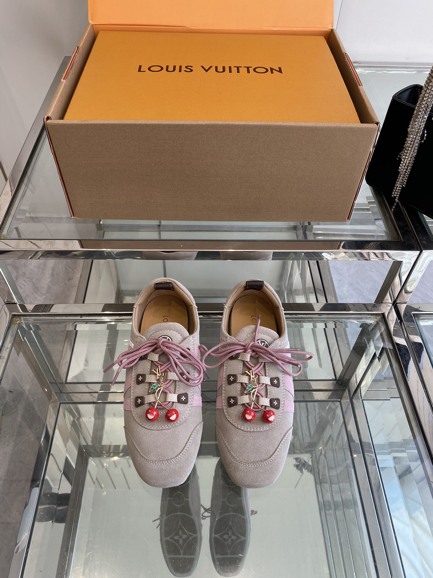 NO:448488,Top version Women's cherry accessories 60 Louis Vuitton Louis Vuitton Donkey Brand Spring and Summer Sneakerina Series Ballet Sneakerina Training Shoes Couple Sneakerina Ballet style sneakers shaping smooth lines with silky suede cowhide leather The lightweight configuration of ballet shoes and the comfortable texture of sneakers Side LV logo Monogram Canvas rear strap rich details Sacchetto craftsmanship and TPU outsole upgraded soft wearing experience Three accessories Randomly match Fabric Original custom imported top layer cowhide Insert Original custom-made breathable mesh Original open-molded outsole Injection molded TPU material Size: 35-45 (female 40, male 45 customized), casual shoes/sports shoes, louis vuitton, louis  vuitton, louis vuitton, louis vuitton, sneakers, cowhide19860909顶级版本 女款 男款樱桃配饰60 Louis Vuitton路易威登驴牌春夏Sneakerina系列 芭蕾运动鞋 德训鞋 情侣款 Sneakerina 芭蕾风运动鞋以丝滑绒面牛皮革塑造流畅线条 兼具芭蕾舞鞋的轻盈构型和运动鞋的舒适质感 侧面 LV 标识Monogram 帆布后袢带丰富细节 Sacchetto 工艺和 TPU 外底升级轻柔穿着体验 三款配饰 随意搭配 面料 原版定制进口头层牛皮 内里 原版定制透气网里原版开模大底 注塑TPU材质 码数: 35-45（女40 男45 定做）,休闲鞋/运动鞋,louis vuitton,louis vuitton,louis vuitton,louis vuitton,sneakers,cowhide,Women's Shoes