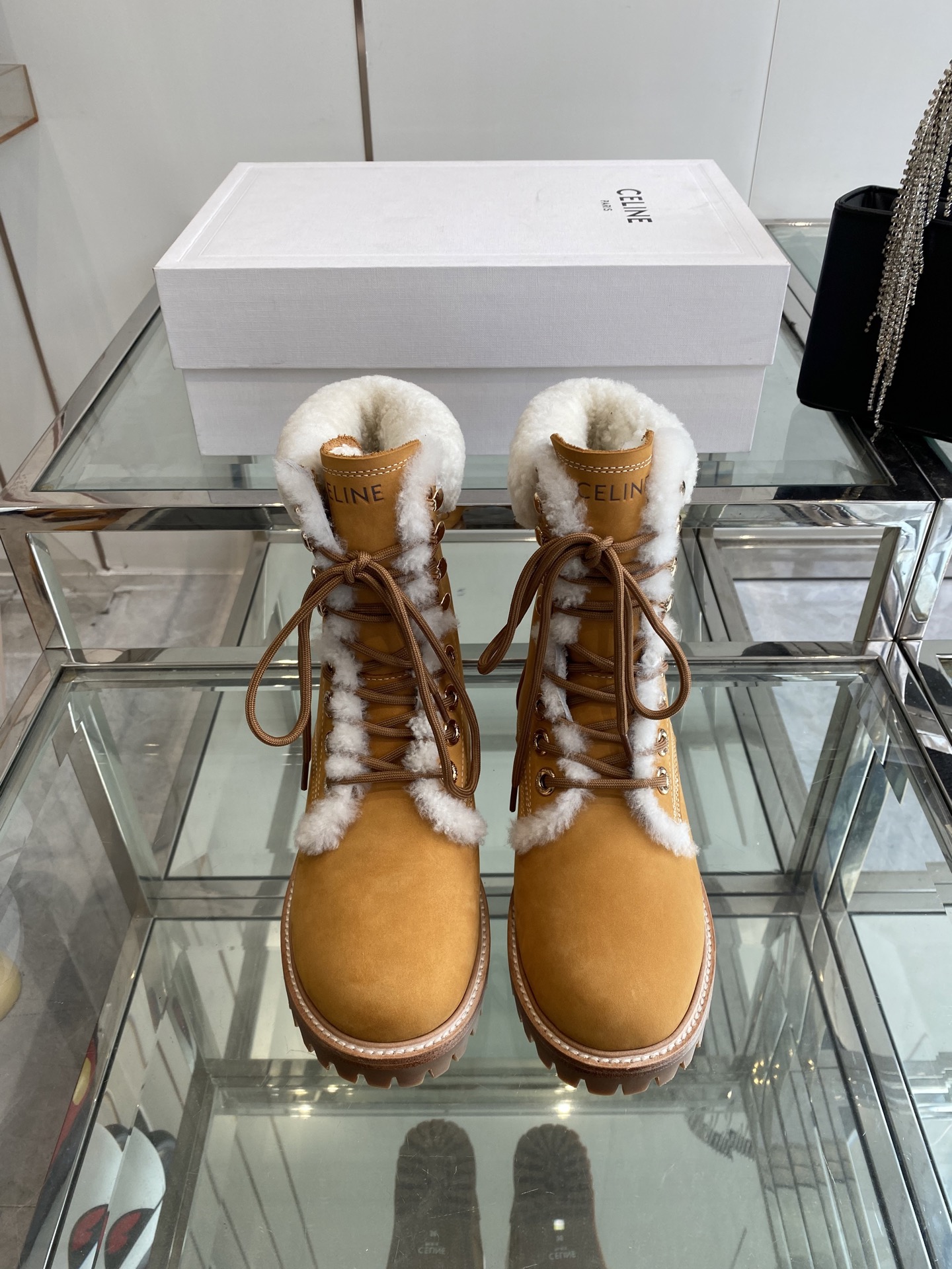 NO:448517,Men's Celine, Men's and Women's Thick Short Boots, Loafers, The latest catwalks, celebrity fashion bloggers, the main series this fall and winter is simple, elegant and versatile, and the winter outfit is very good!  !  Reverse hair design!  The upper is made of original custom reverse velvet cowhide, inner wool inner lining, outsole leather edge combination rubber non-slip sole size 35-45 (for women, 45 customized for men), boots, celine, loafers, boots, cowhide19860909男款Celine 思琳 男女款 厚短靴 乐福鞋 最近走秀款明星时尚博主同款 今年秋冬主推系列 简约大气百搭 冬天穿搭非常好看！！反毛口设计！ 鞋面采用原版定制反绒牛皮,内里羊毛内里 大底真皮沿条组合橡胶防滑大底 码数35-45（女 男45订做）,靴子单鞋,celine,loafers,boots,cowhide,Women's Shoes