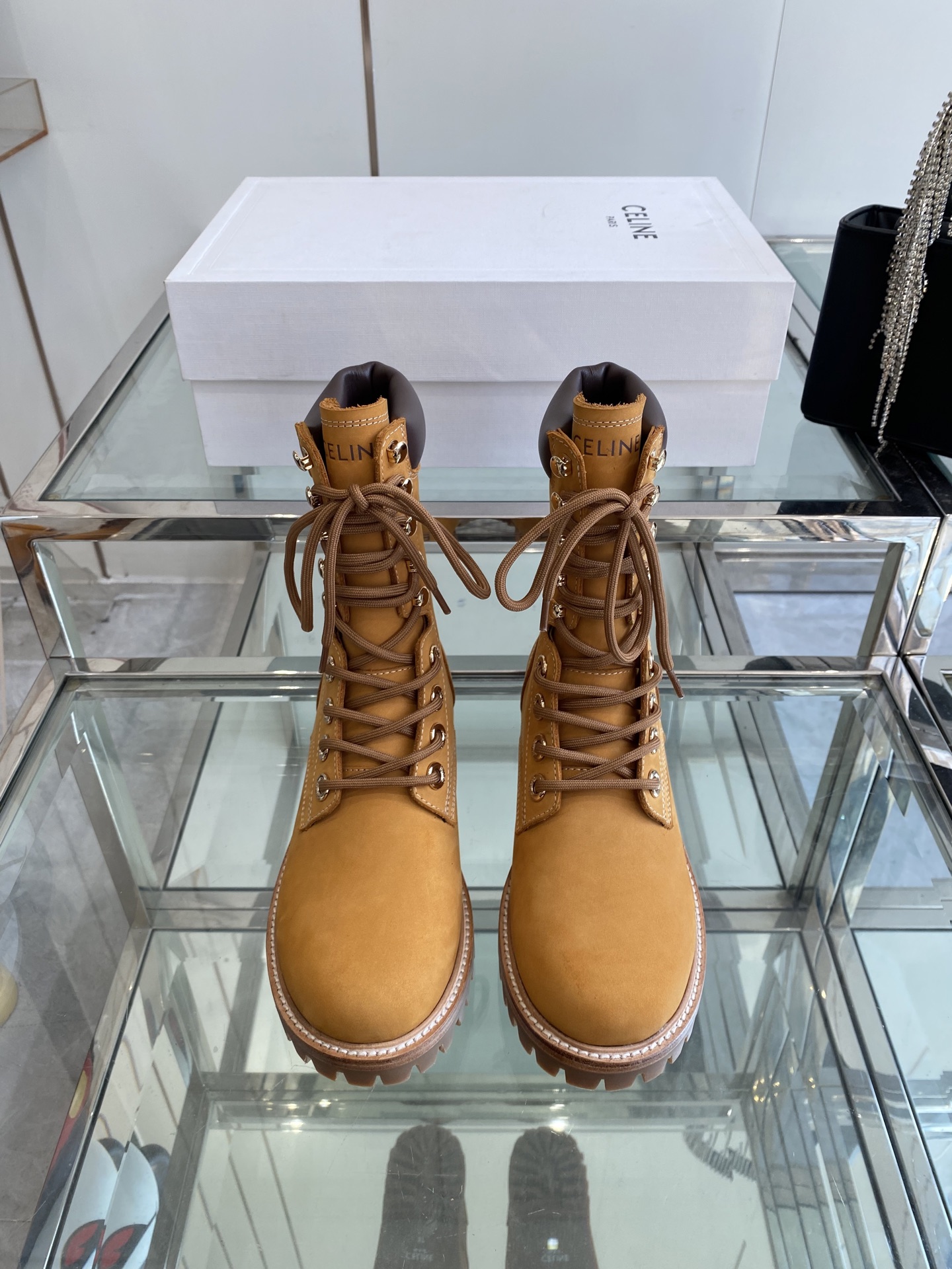 NO:448525,370 men's Celine, men's and women's thick short boots, loafers, the latest catwalks, celebrity fashion bloggers, the main series this fall and winter is simple, elegant and versatile, and the winter outfit is very good!  !  Reverse hair design!  The upper is made of original custom reverse velvet cowhide, inner wool inner lining, outsole leather edge combination rubber non-slip sole size 35-45 (for women, 45 customized for men), boots, celine, loafers, boots, cowhide19860909370男款Celine 思琳 男女款 厚短靴 乐福鞋 最近走秀款明星时尚博主同款 今年秋冬主推系列 简约大气百搭 冬天穿搭非常好看！！反毛口设计！ 鞋面采用原版定制反绒牛皮,内里羊毛内里 大底真皮沿条组合橡胶防滑大底 码数35-45（女 男45订做）,靴子单鞋,celine,loafers,boots,cowhide,Women's Shoes