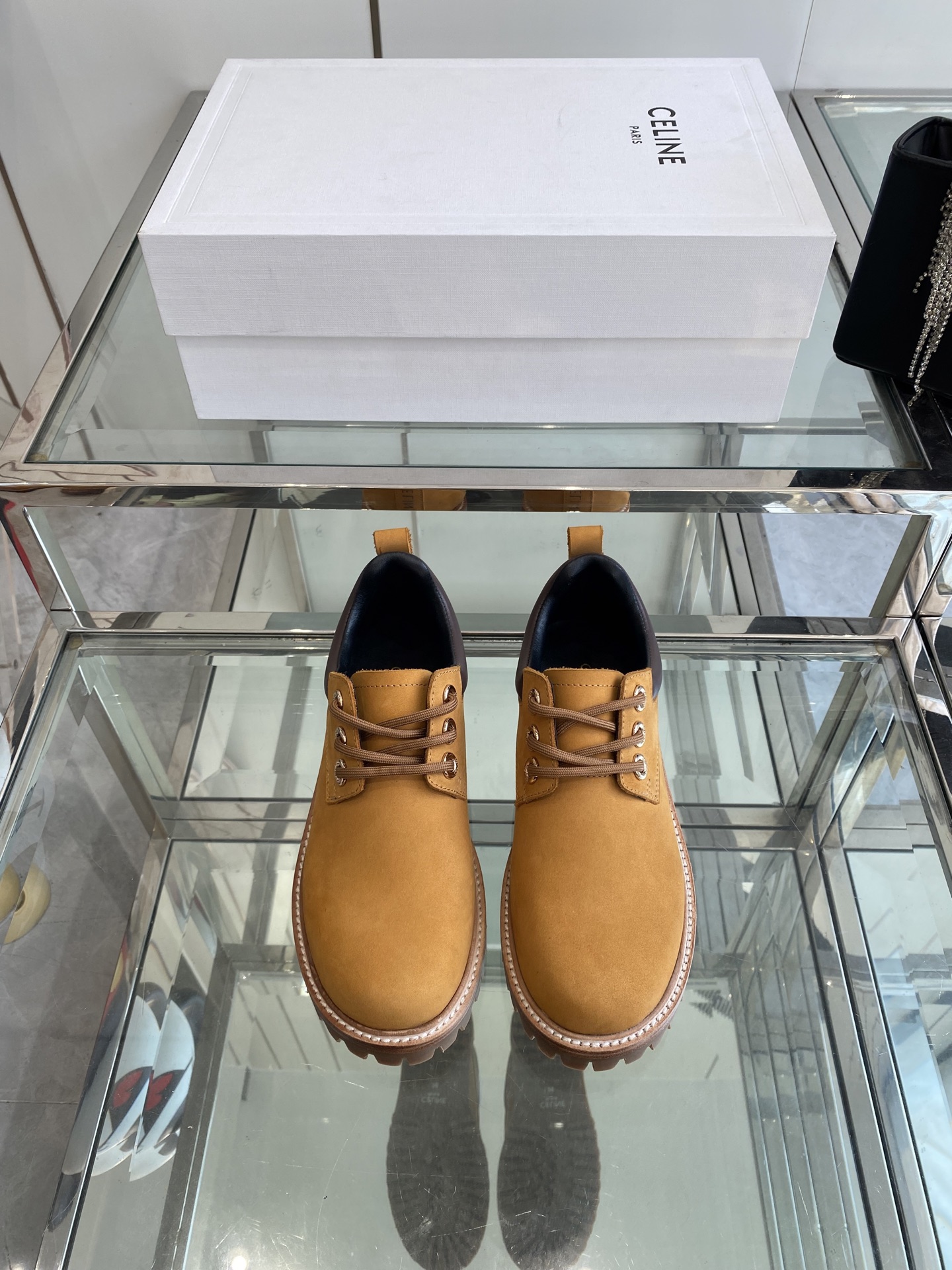 NO:448533,320 men's Celine, men's and women's thick short boots, loafers, the latest catwalks, celebrity fashion bloggers, the main series this fall and winter is simple, elegant and versatile, and the winter outfit is very good!  !  Reverse hair design!  The upper is made of original custom reverse velvet cowhide, inner wool inner lining, outsole leather edge combination rubber non-slip sole size 35-45 (for women, 45 customized for men), boots, celine, loafers, boots, cowhide19860909320男款Celine 思琳 男女款 厚短靴 乐福鞋 最近走秀款明星时尚博主同款 今年秋冬主推系列 简约大气百搭 冬天穿搭非常好看！！反毛口设计！ 鞋面采用原版定制反绒牛皮,内里羊毛内里 大底真皮沿条组合橡胶防滑大底 码数35-45（女 男45订做）,靴子单鞋,celine,loafers,boots,cowhide,Women's Shoes