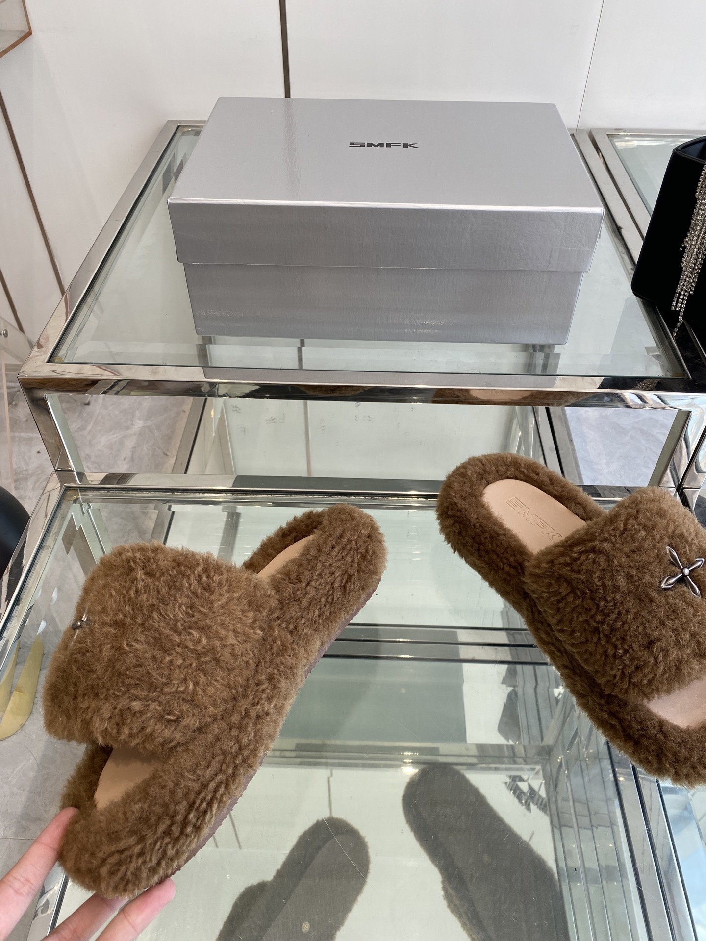 “552 SMFK Thick Bottom Slippers: Stylish, Comfortable, and Trendy Footwear Choice” - 图片 3