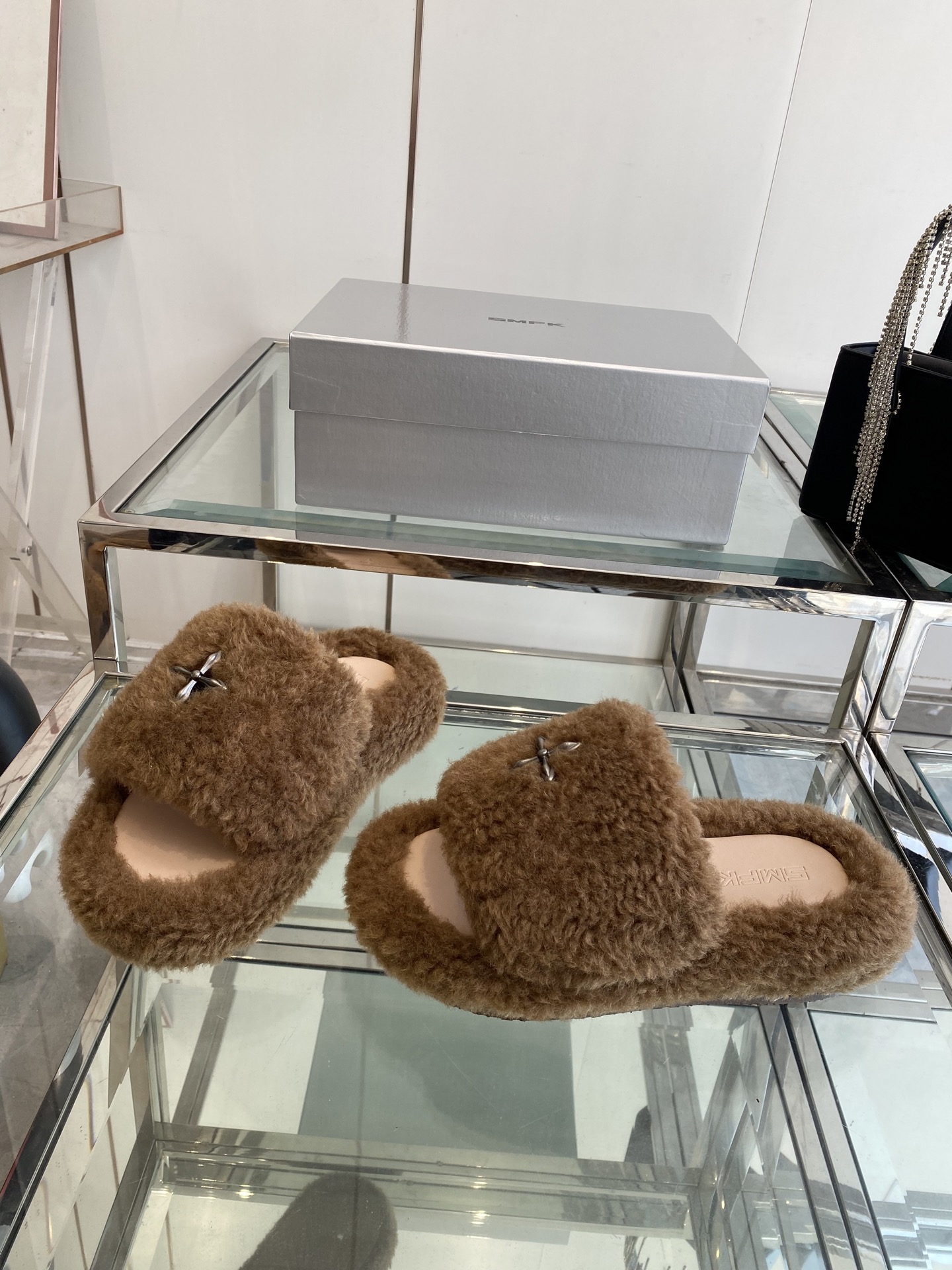 “552 SMFK Thick Bottom Slippers: Stylish, Comfortable, and Trendy Footwear Choice” - 图片 8