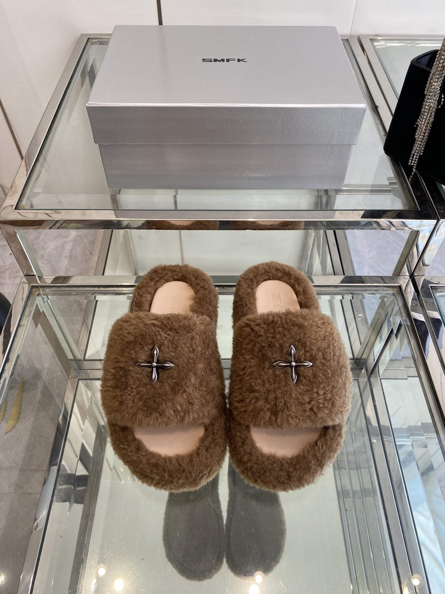 “552 SMFK Thick Bottom Slippers: Stylish, Comfortable, and Trendy Footwear Choice”