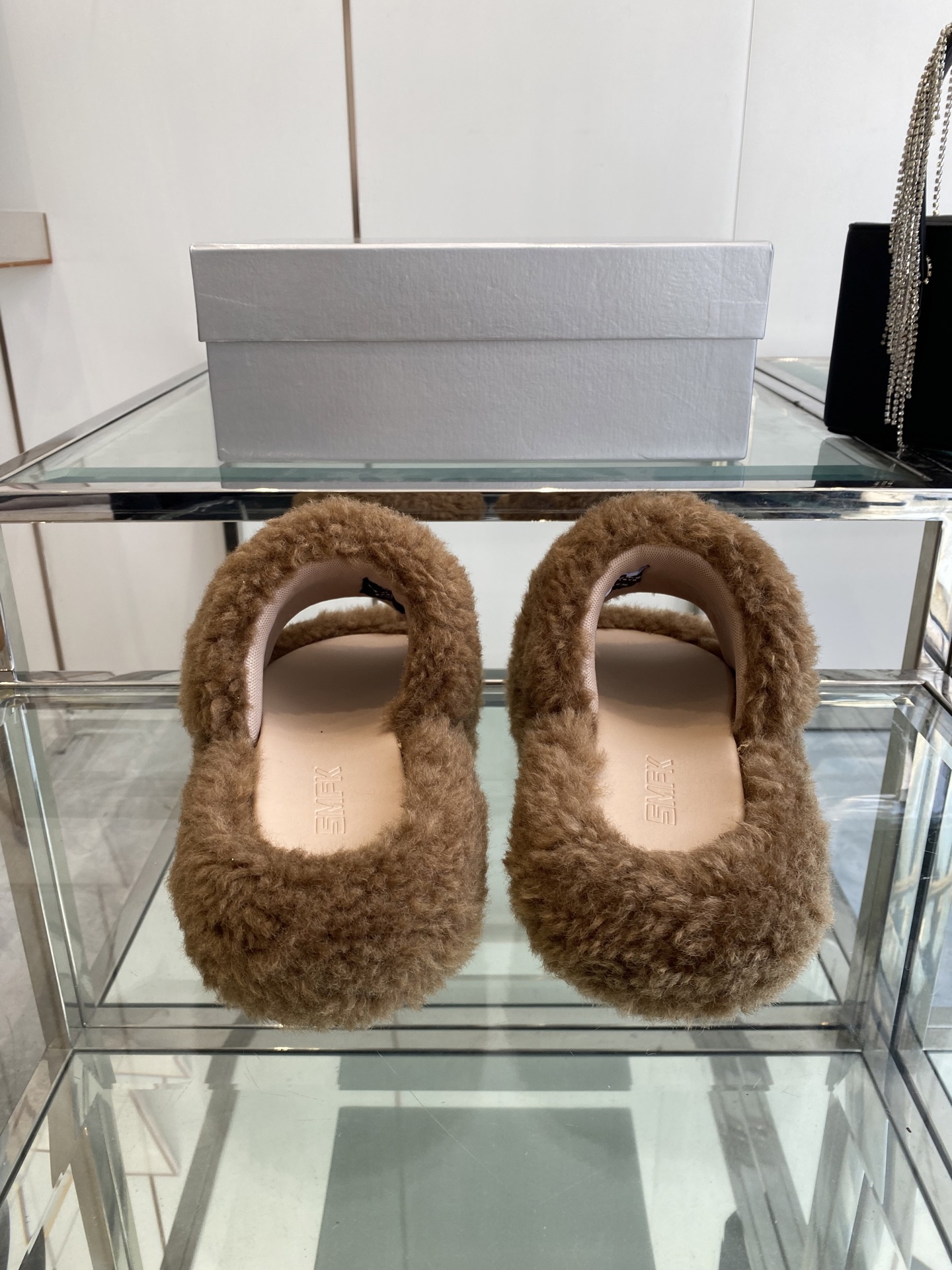 “552 SMFK Thick Bottom Slippers: Stylish, Comfortable, and Trendy Footwear Choice” - 图片 9