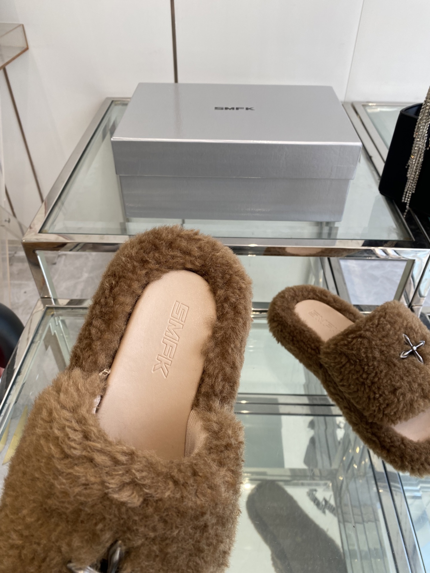 “552 SMFK Thick Bottom Slippers: Stylish, Comfortable, and Trendy Footwear Choice” - 图片 4