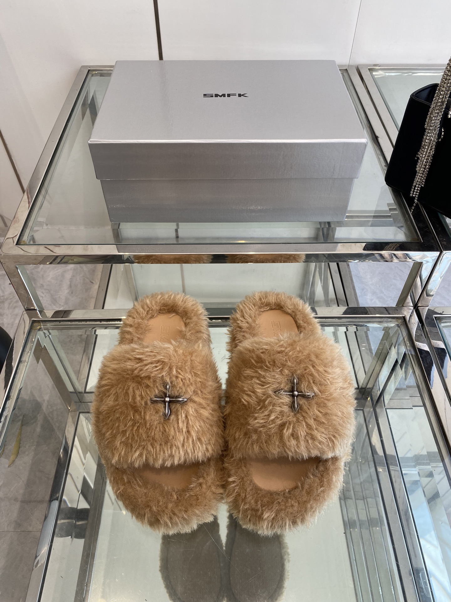 “552 SMFK Thick Bottom Slippers: Stylish, Comfortable, and Free”